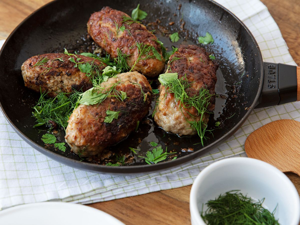 Hackfleisch-Rouladen mit Pilz-Ei-Füllung | Rezept | Kitchen Stories