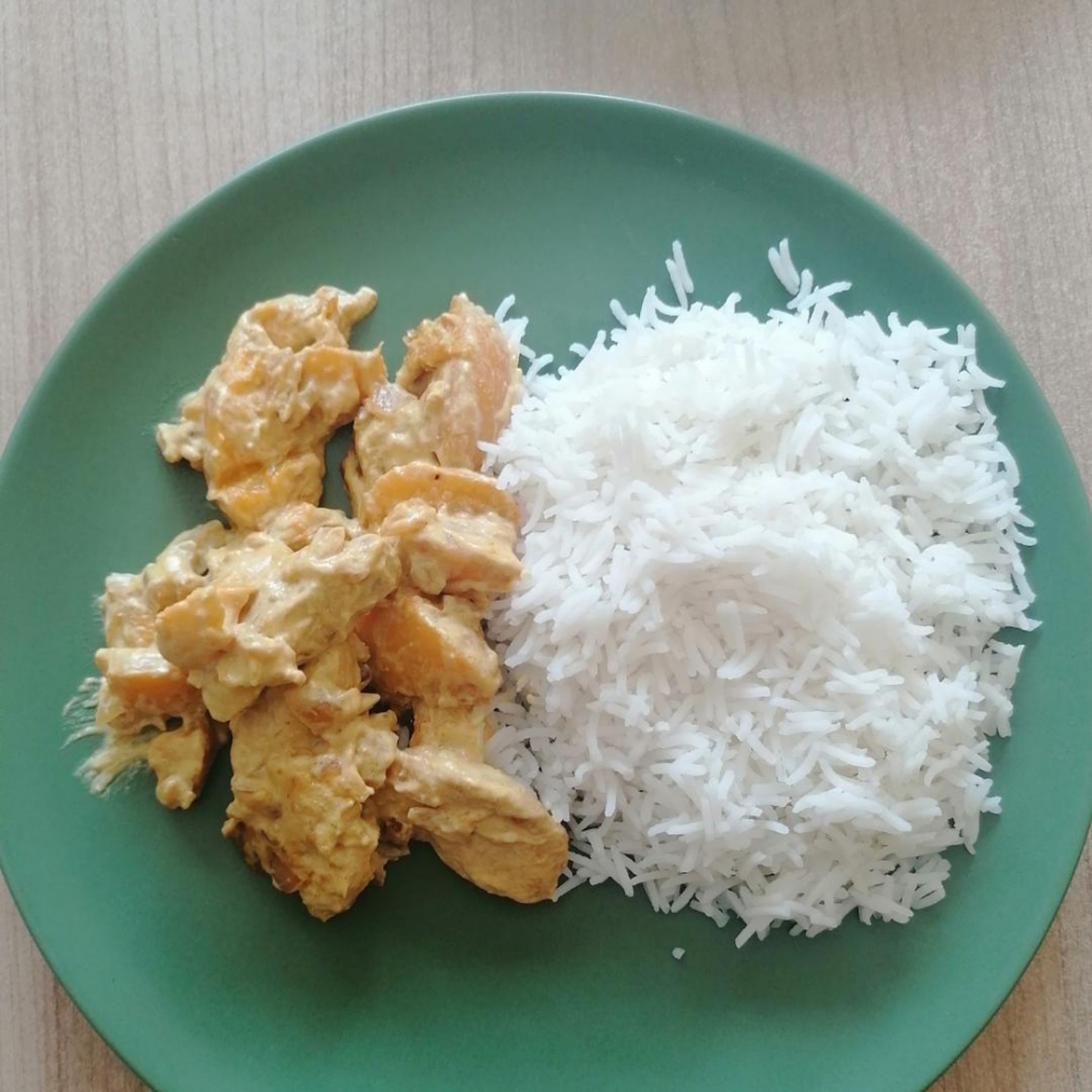 Nun den Reis aus dem Topf nehmen und mit dem Hähnchencurry servieren, guten Appetit 😃