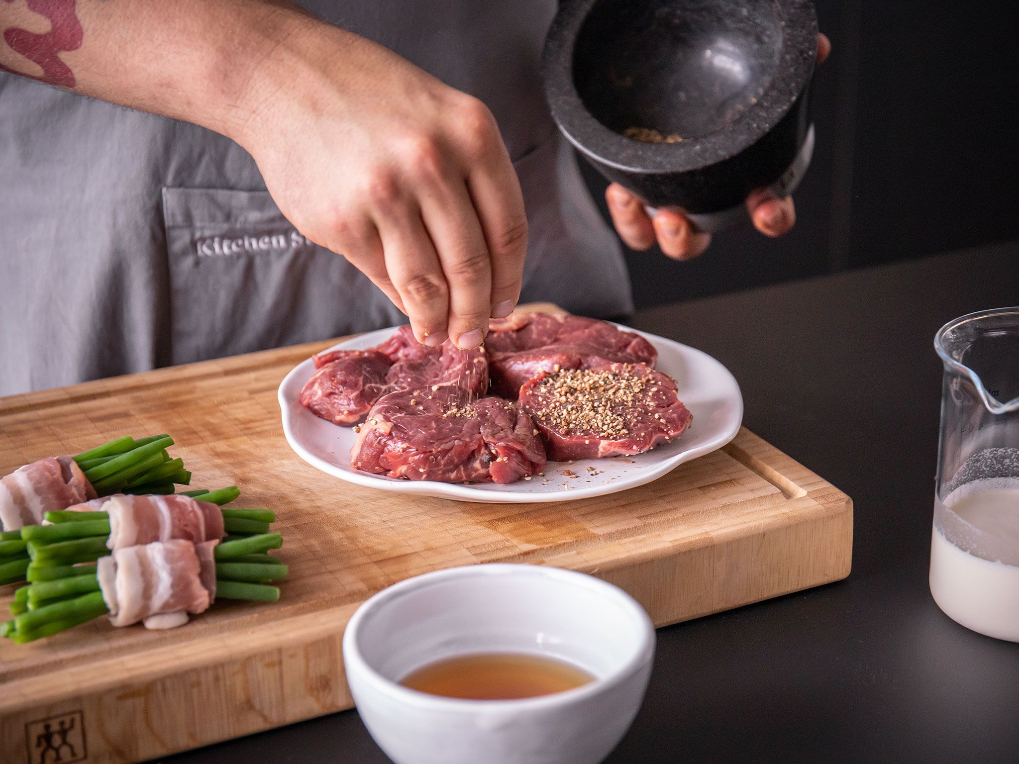 Klassisches Steak au poivre (Französisches Pfeffersteak) mit ...