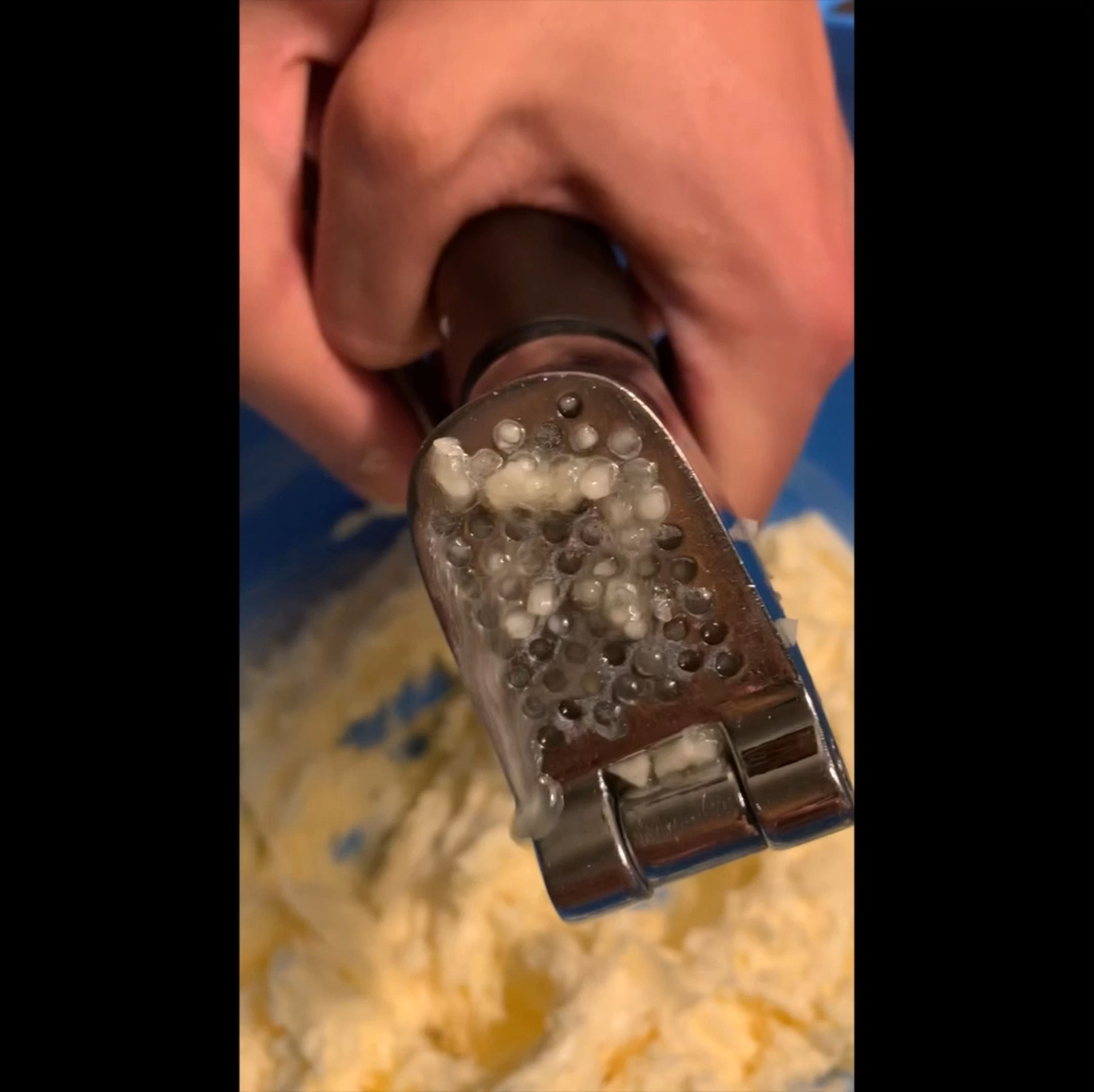 Frische Knoblauch Zehen auspressen und der Butter zugeben.