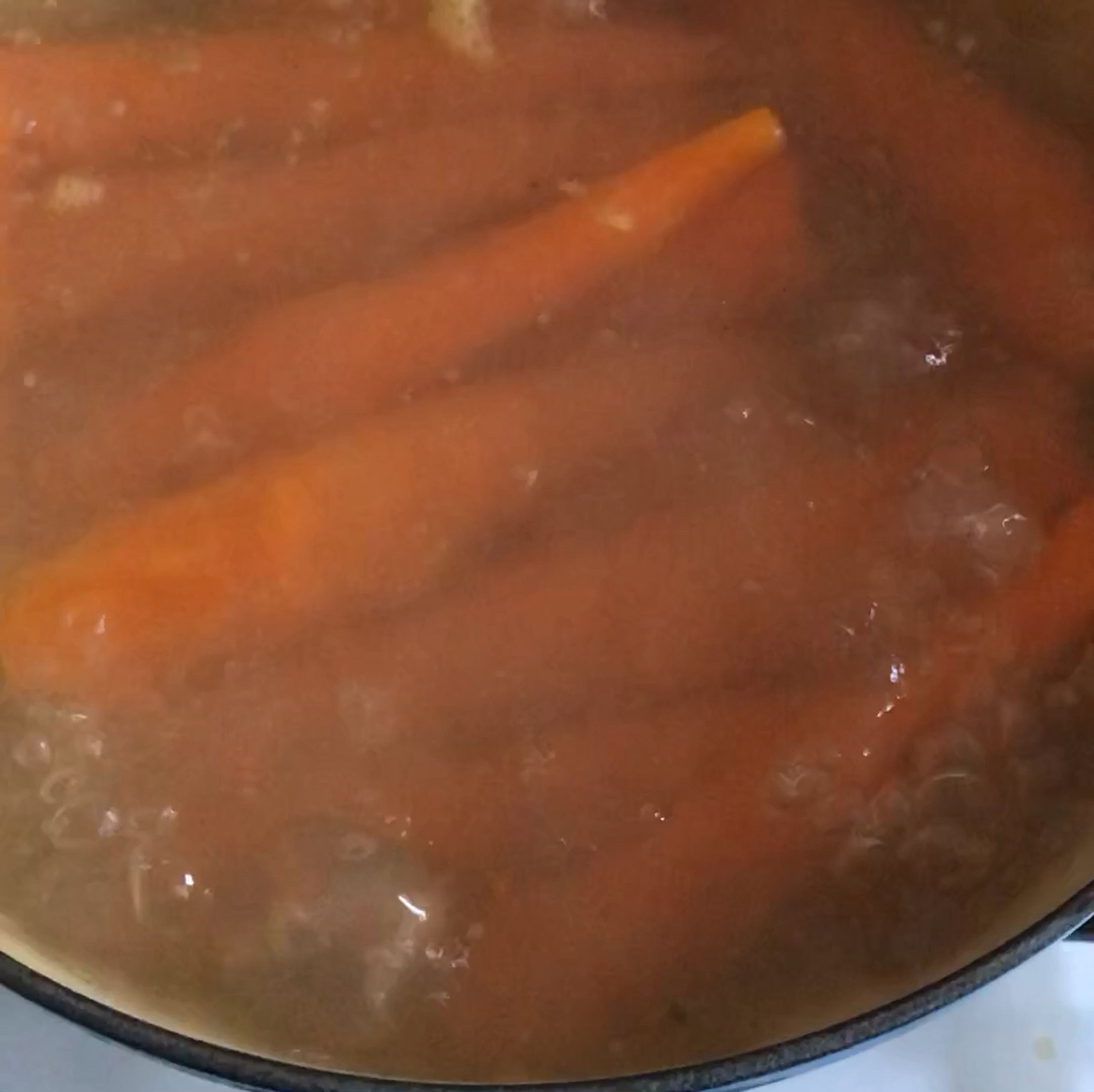 Karotten schälen und für eine wurstähnliche Form die Ecken abrunden. Gemüsebrühe in einem Topf aufkochen lassen und die Karotten darin ca. 6-8 Min. köcheln lassen. Du solltest mit einer Gabel bis zur Mitte der Karotte stechen können, aber sie sollte nicht zu weich werden. Anschließend abgießen und in eine tiefe Form legen.