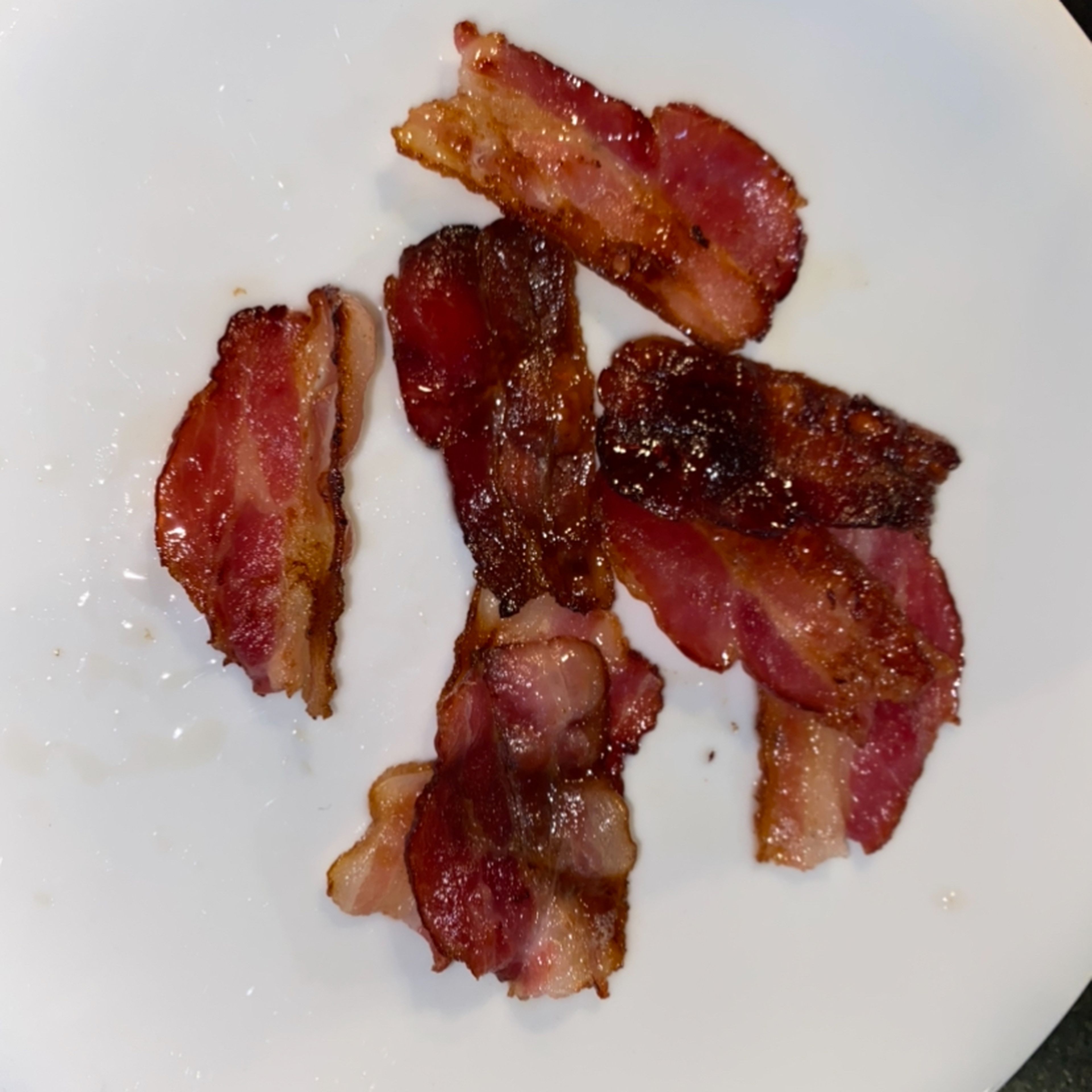 Die Pfanne mit einem Haushaltspapier trocken tupfen und den Speck anbraten. Währenddessen die Avocados schneiden, gut würzen und mit einer Gabel zu Guacamole zerdrücken.