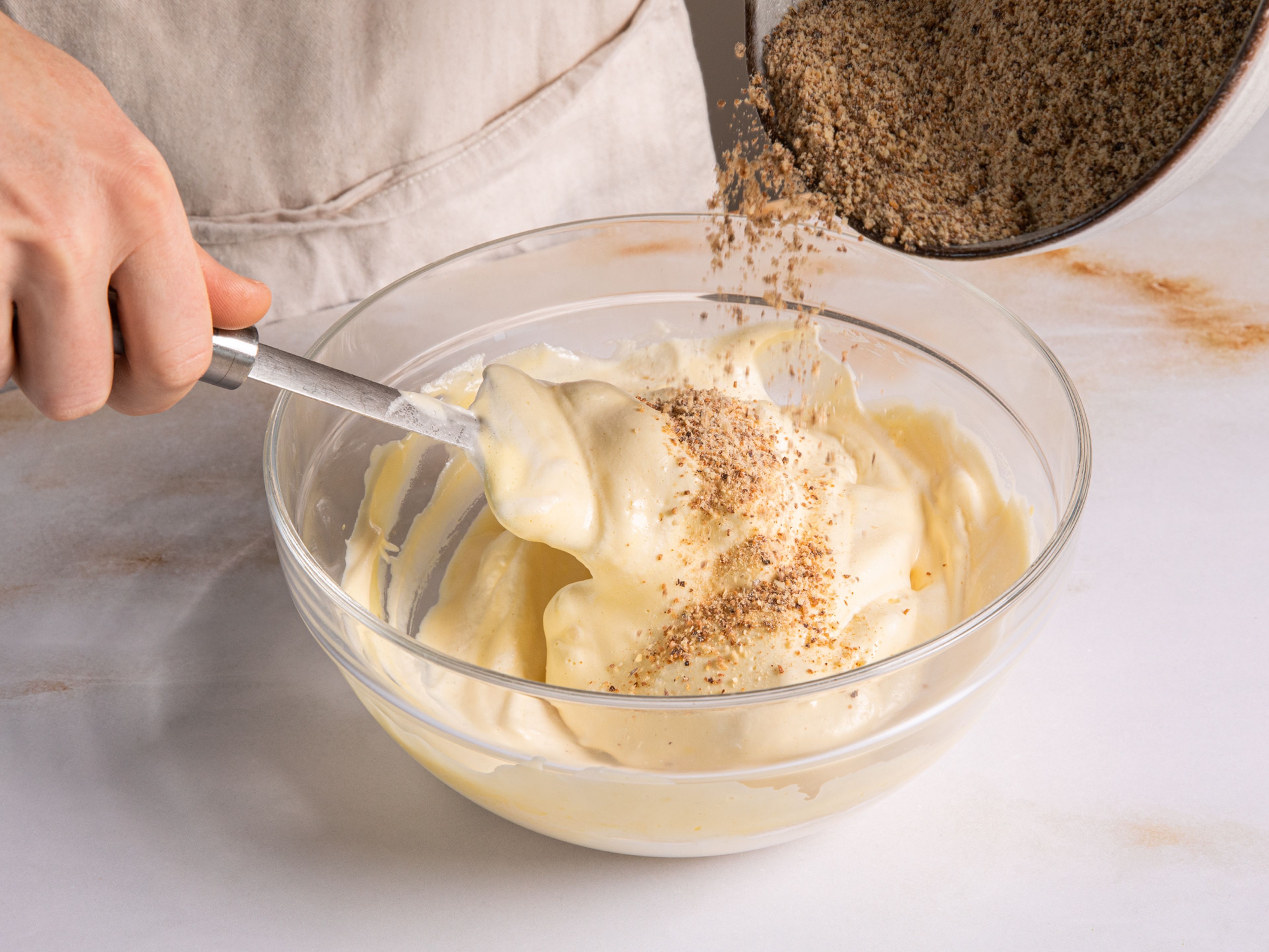 Für den Biskuit die gemahlenen Mandeln im Ofen bei 180°C rösten und abkühlen lassen, dann mit Mehl mischen. Eier trennen und das Eigelb schaumig rühren. Das Eiweiß mit einer Prise Salz etwas aufschlagen und langsam den Zucker zugeben, dann steif schlagen. Eischnee vorsichtig mit dem Eigelb vermengen und den Mehl-Nuss-Mix unterheben. In einer mit Backpapier ausgelegten Kuchen- oder Auflaufform (ca. 14 x 12 cm) bei 190°C für 8-12 Minuten backen.