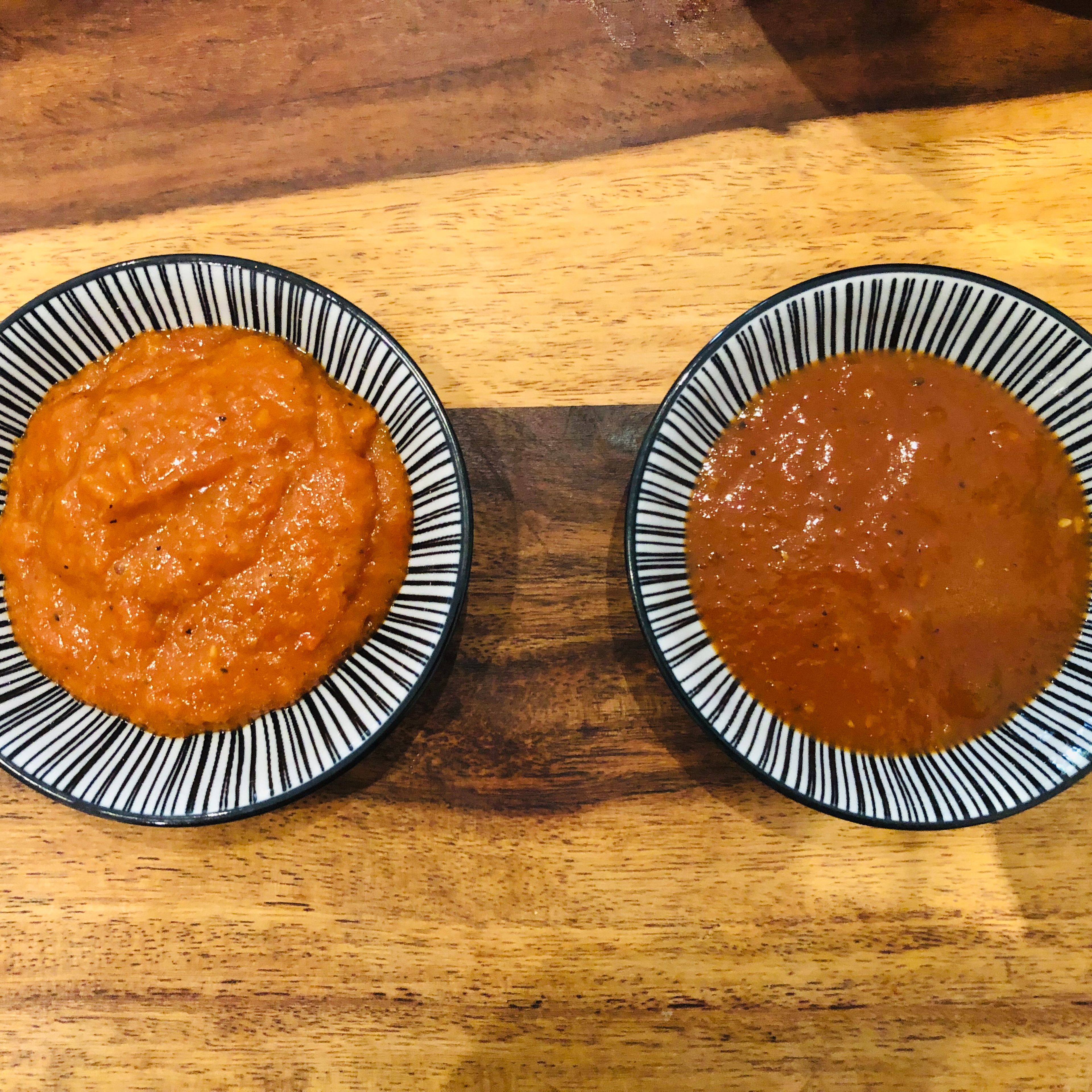Variante B (durchs Sieb passiert, auf dem Foto rechts) ist tatsächlich etwas aufwändiger, man bekommt als Ergebnis aber eine feinere Konsistenz. Grundsätzlich schmecken aber beide Varianten sehr gut 😊. Optional kann man natürlich auch schon im Vorfeld mit geschälten Tomaten arbeiten.