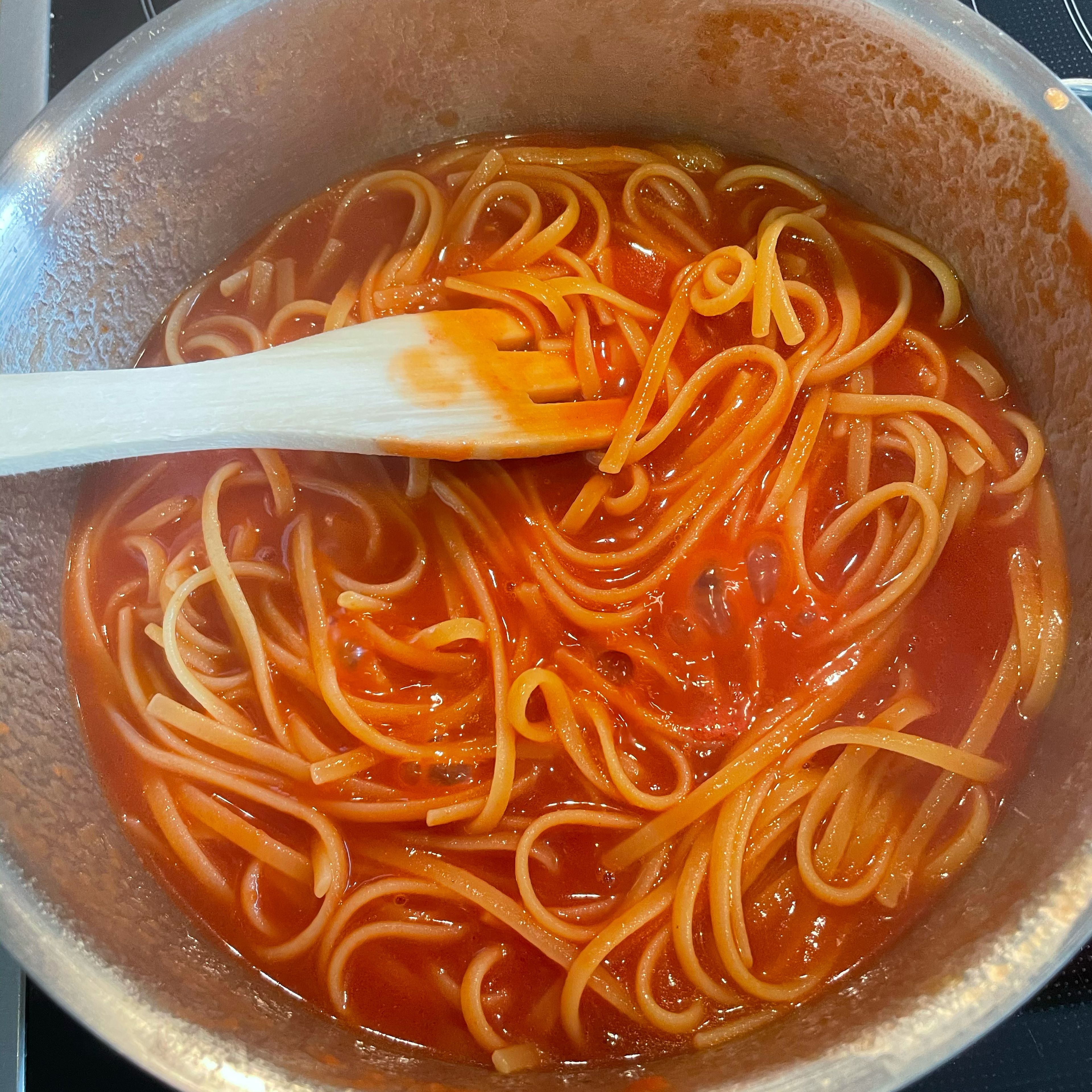 Pasta in der Sauce zu Ende kochen. Eventuell wenn nötig noch etwas Nudelwasser hinzufügen