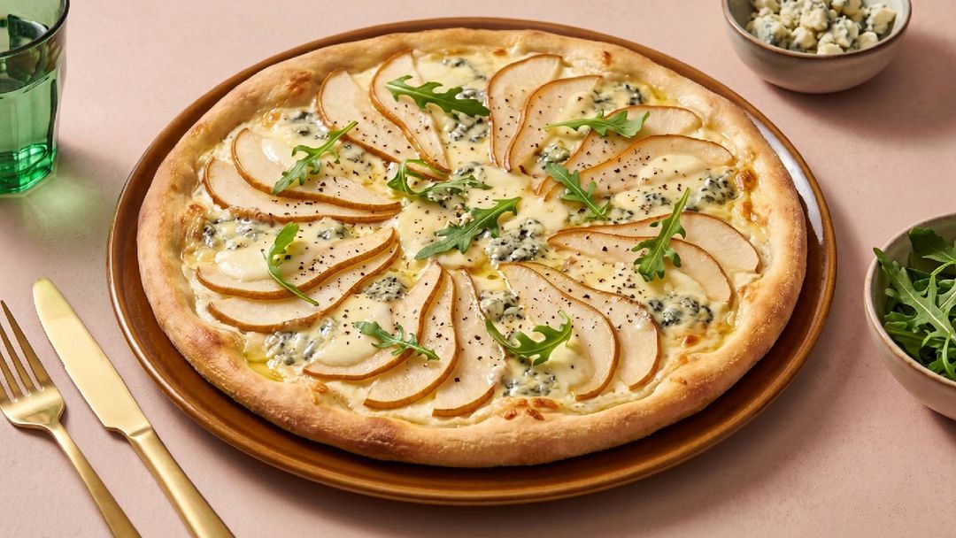 Weiße Pizza mit Birne und Blauschimmelkäse