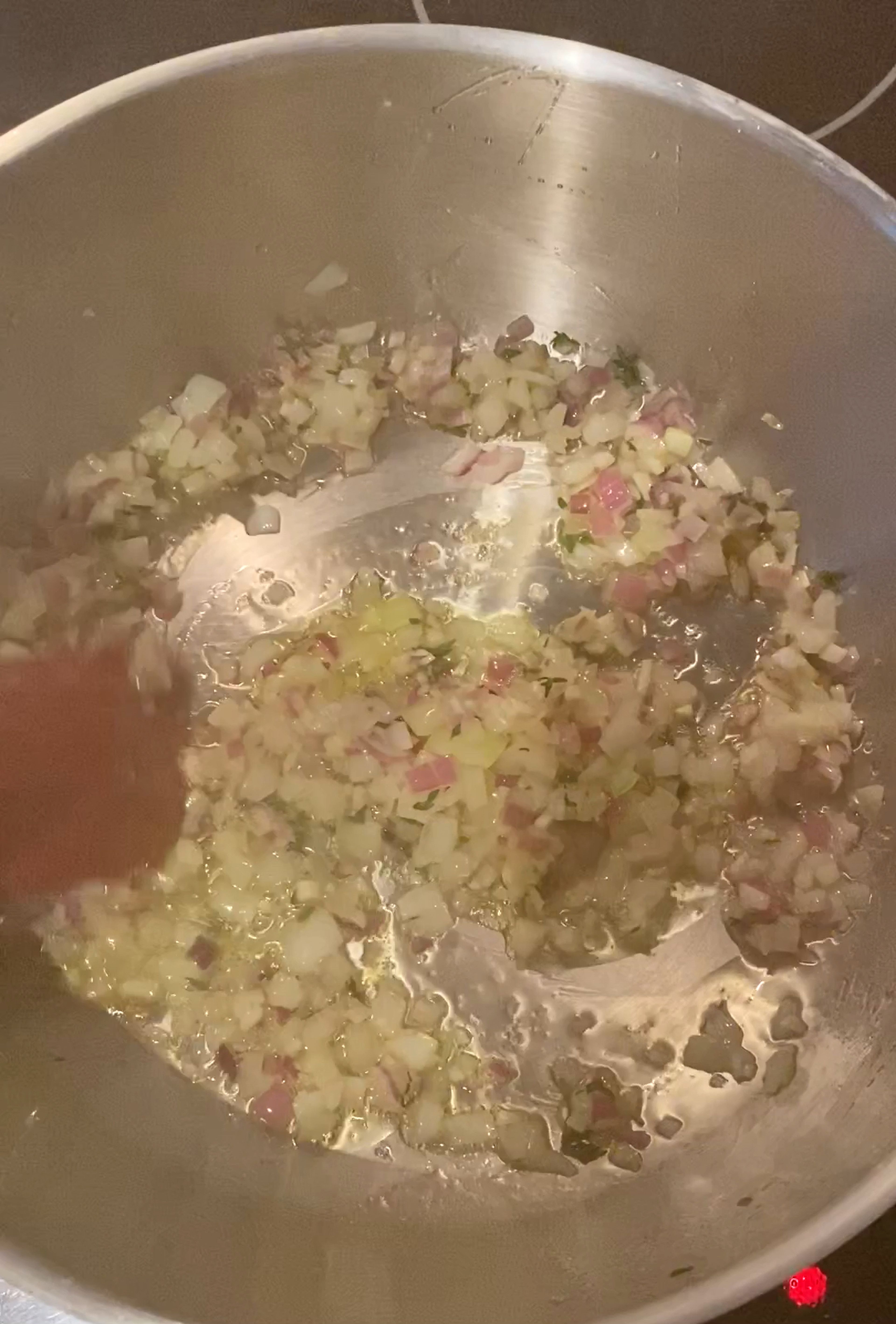 Olivenöl in einen großen Topf über mittlerer bis hoher Hitze geben. Zwiebeln, Knoblauch und Thymianblätter darin ca. 5-7 Min. anschwitzen, bis die Zwiebeln weich und glasig sind. Die Mischung aus der Pfanne nehmen und beiseitestellen, aber so viel Öl wie möglich in der Pfanne lassen.