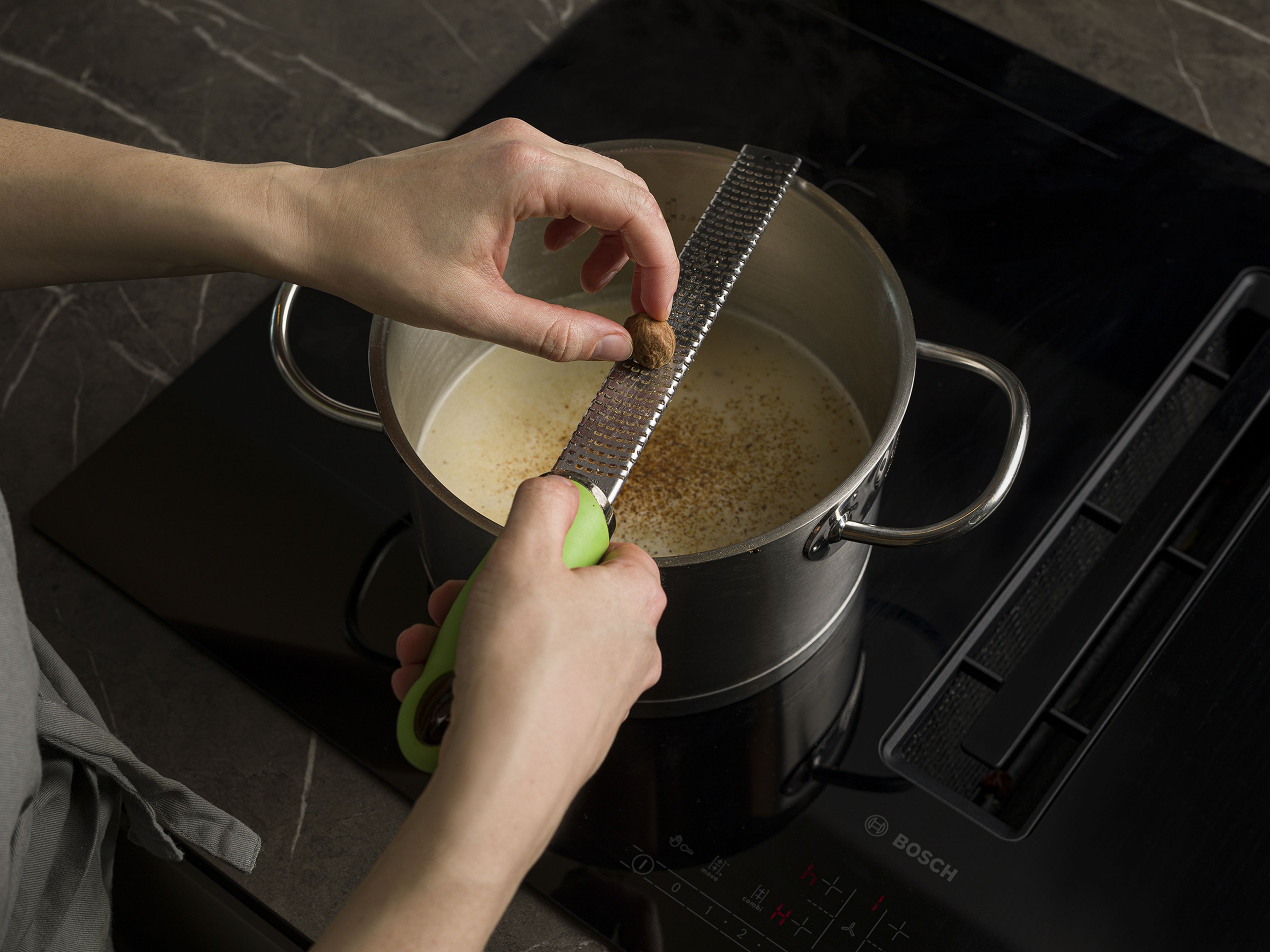 Die restliche Butter im zuvor verwendeten Topf erhitzen. Mehl zugeben und ca. 1–2 Min. unter Rühren mit einem Schneebesen erhitzen. Mit Brühe ablöschen, dann Frischkäse zugeben und ca. 2–4 Min. köcheln lassen. Mit Salz, Pfeffer und Muskatnuss abschmecken. Lauch und Spätzle in die Suppe geben. Mit Käse und Petersilie servieren.
