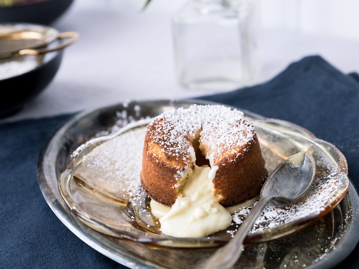 Molten white chocolate cake | Recipe | Kitchen Stories