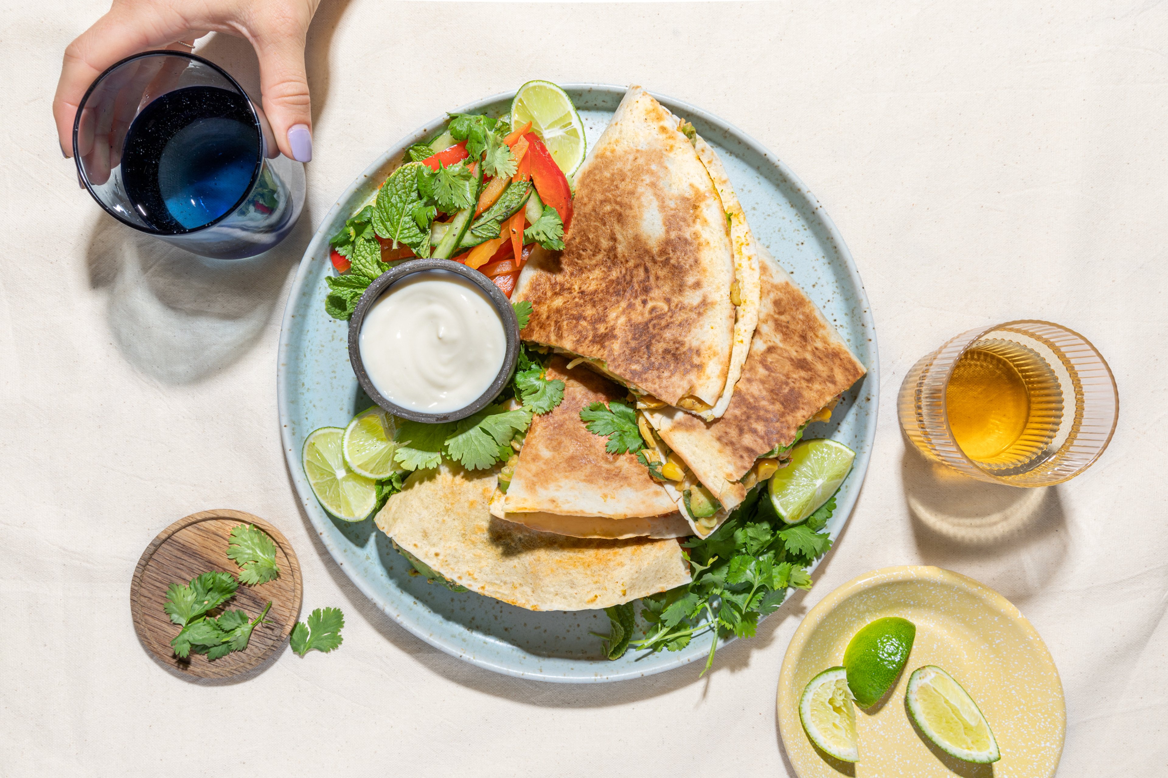 Quesadillas mit Hähnchen auf Paprika-Gurkensalat