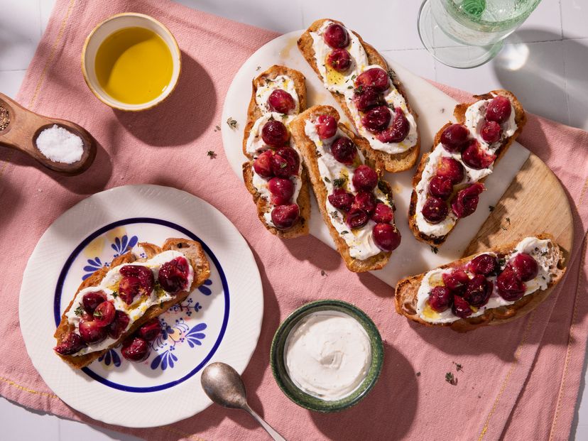 Walnuss-Focaccia mit Ricotta und gerösteten Trauben