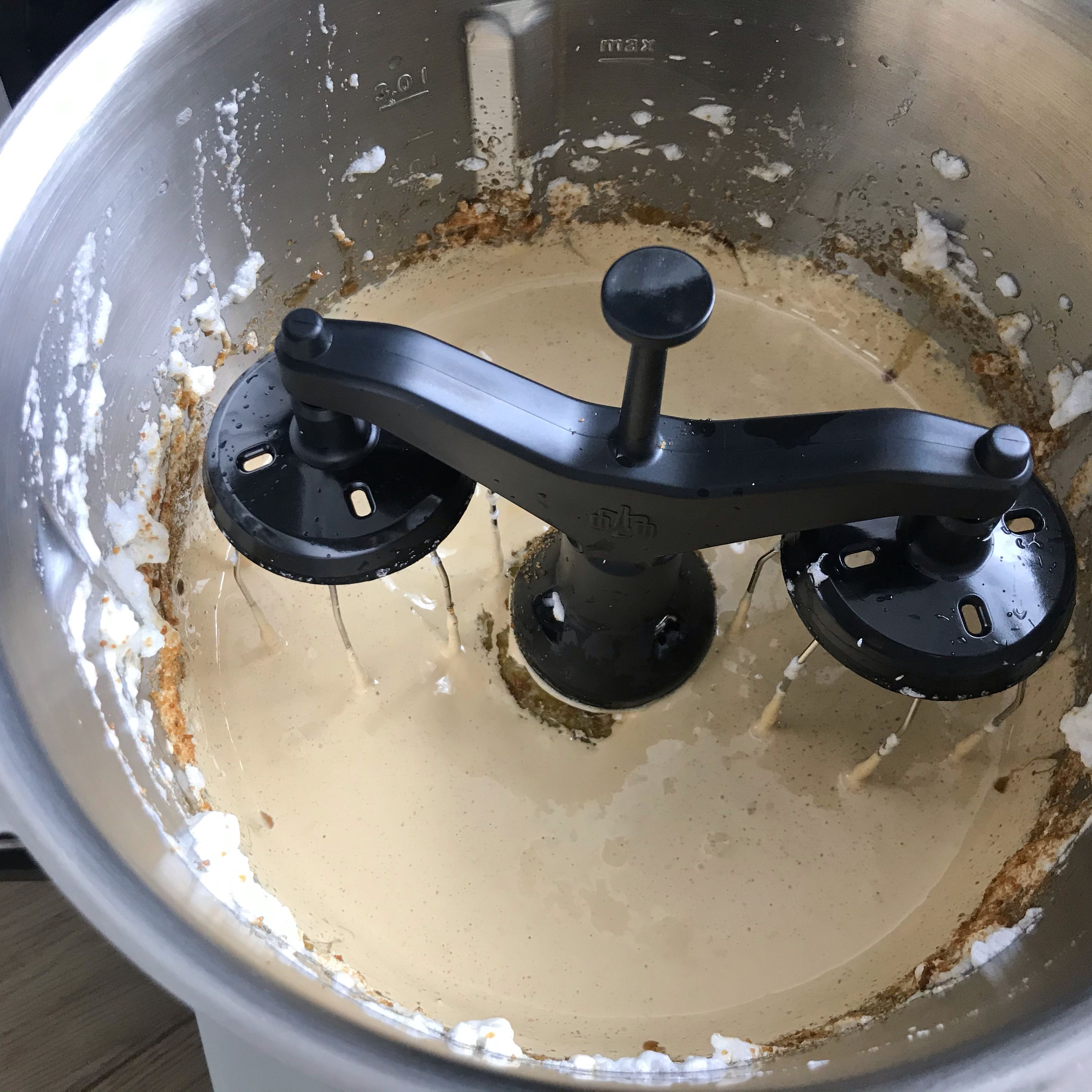 Den Rand mit dem Cookit Küchenspatel säubern und die Eigelb-Zucker-Masse erneut eine Minute bei geschlossenem Deckel mit Messbecher mixen (Zwillings-Rührbesen | Stufe 5 | 1 Min.).