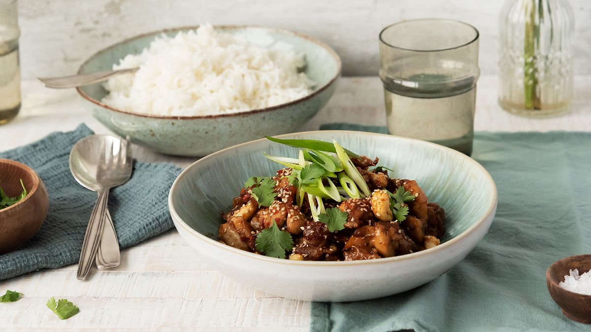 Sesame chicken with nuts and dried fruit | Recipe | Kitchen Stories
