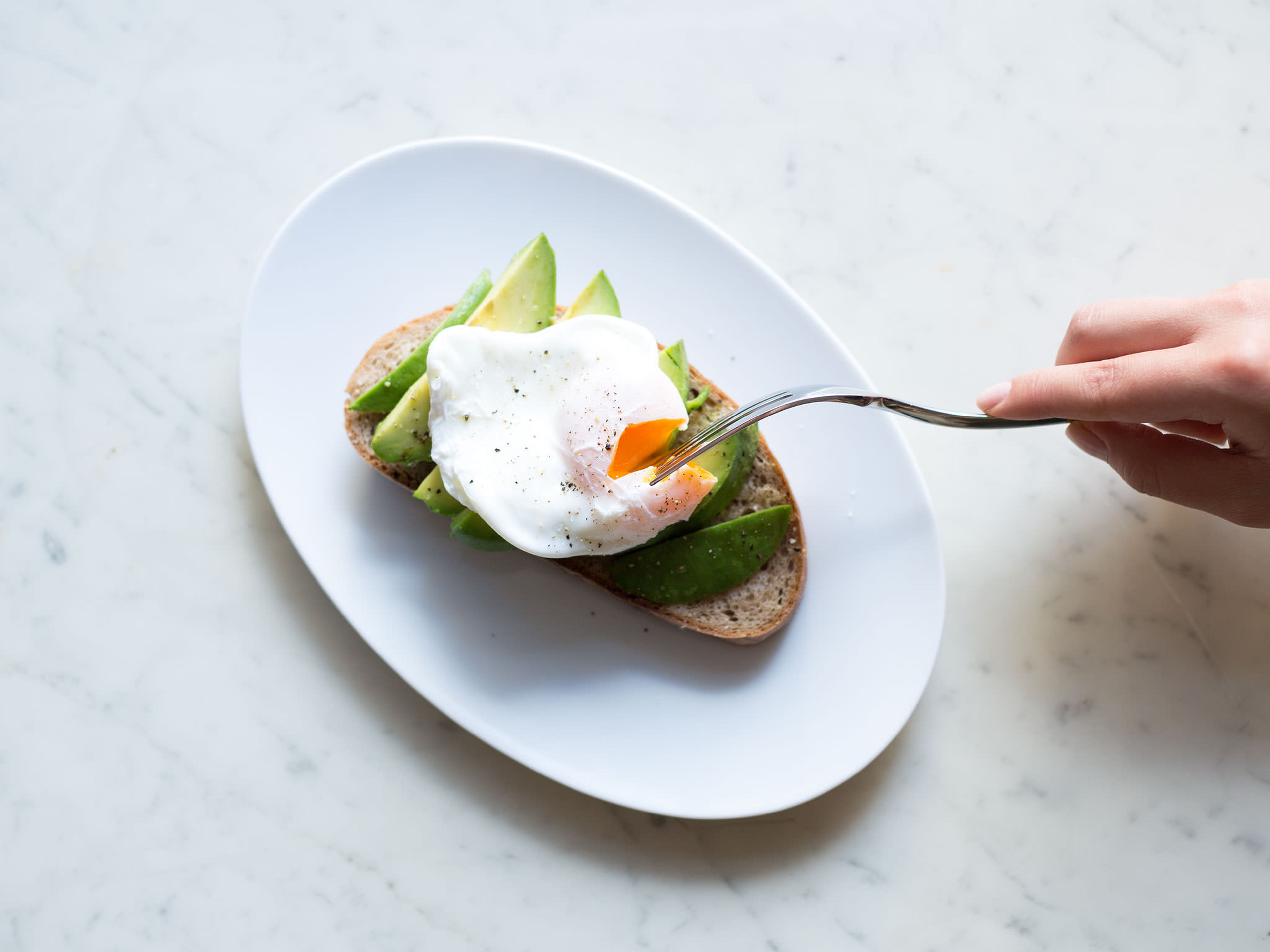 Pochierte Eier auf Avocado-Toast