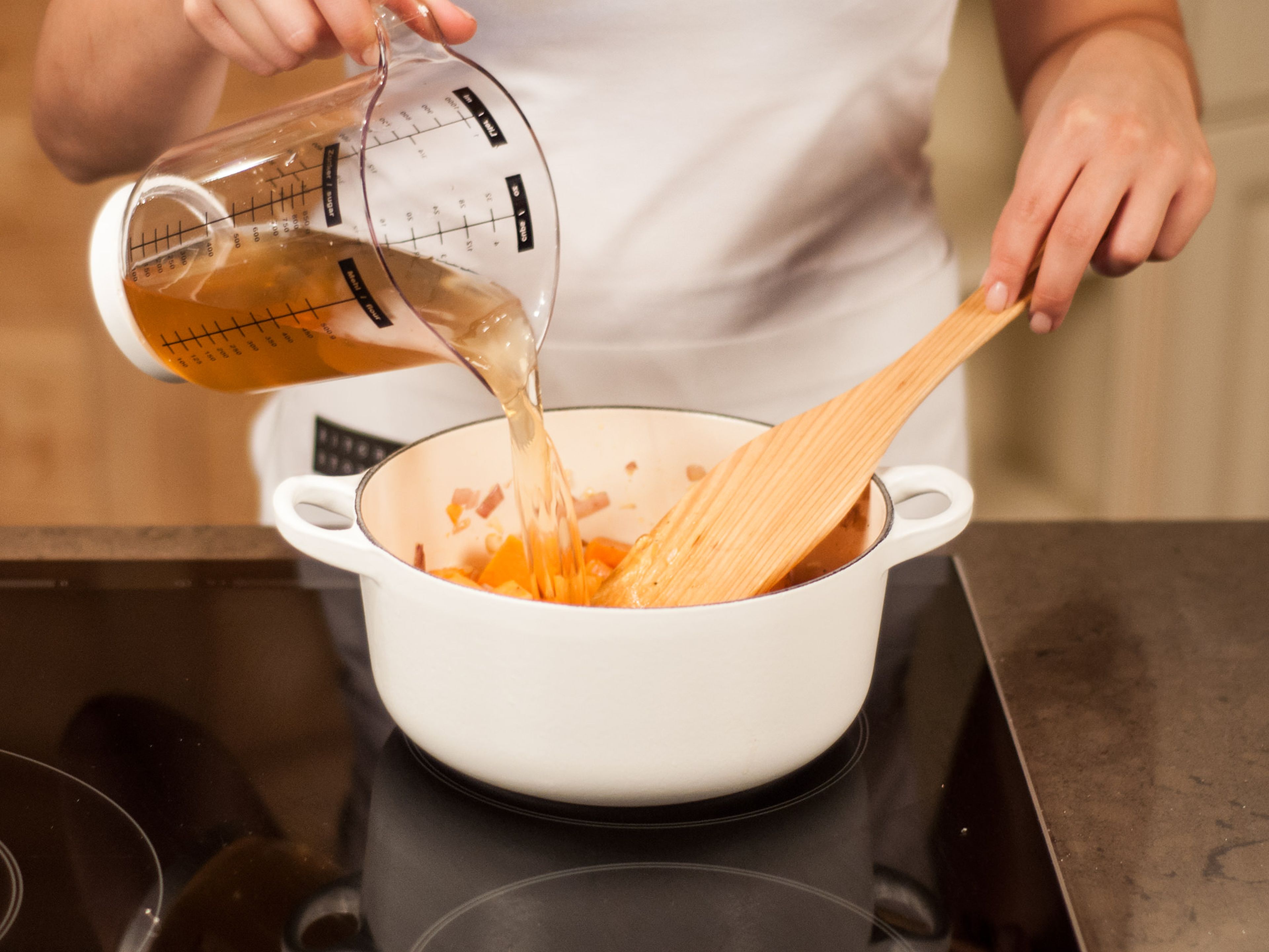 Gemüsebrühe hinzugeben, aufkochen und danach bei schwacher Hitze ca. 15 Min. köcheln lassen, bis die Süßkartoffeln gar sind.