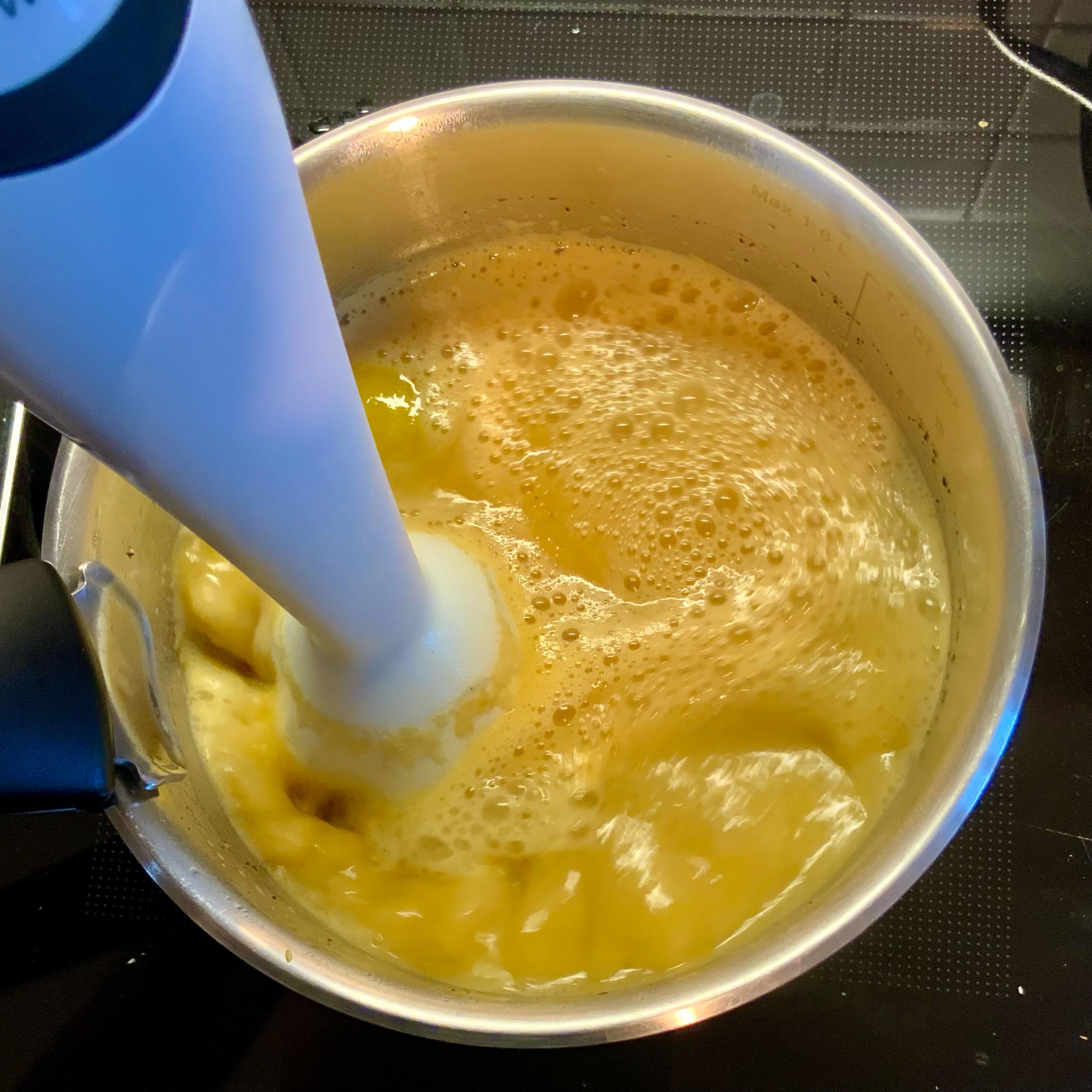 Die Brühe, den Essig, Senf, Salz, Pfeffer, Zucker und eine 1/2 Kartoffel gemeinsam aufkochen. Anschließend mit dem Stabmixer pürieren.