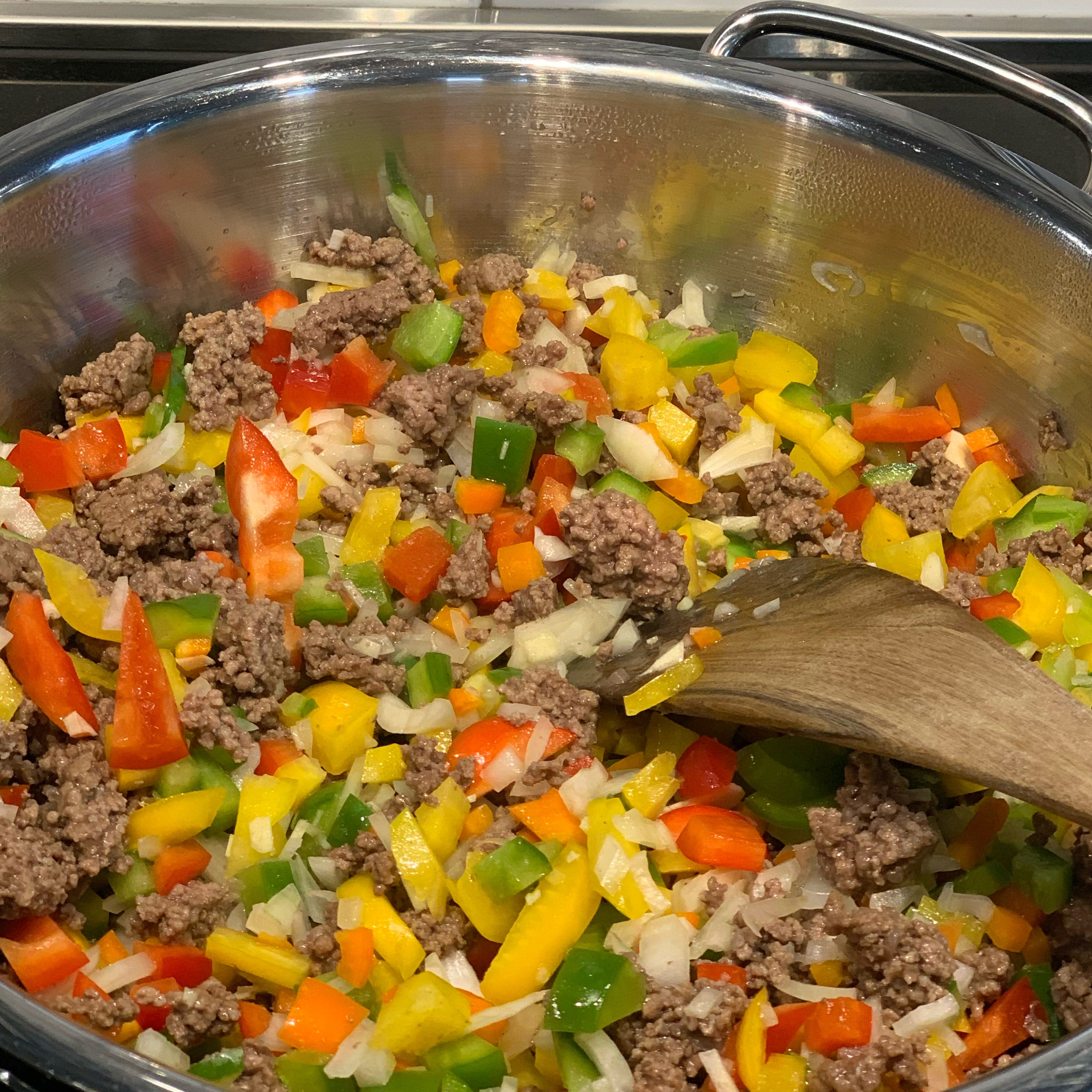 Olivenöl in der Pfanne erhitzen, anschließend Hackfleisch kurz anbraten und danach die bereits geschnitten Zutaten hinzugeben