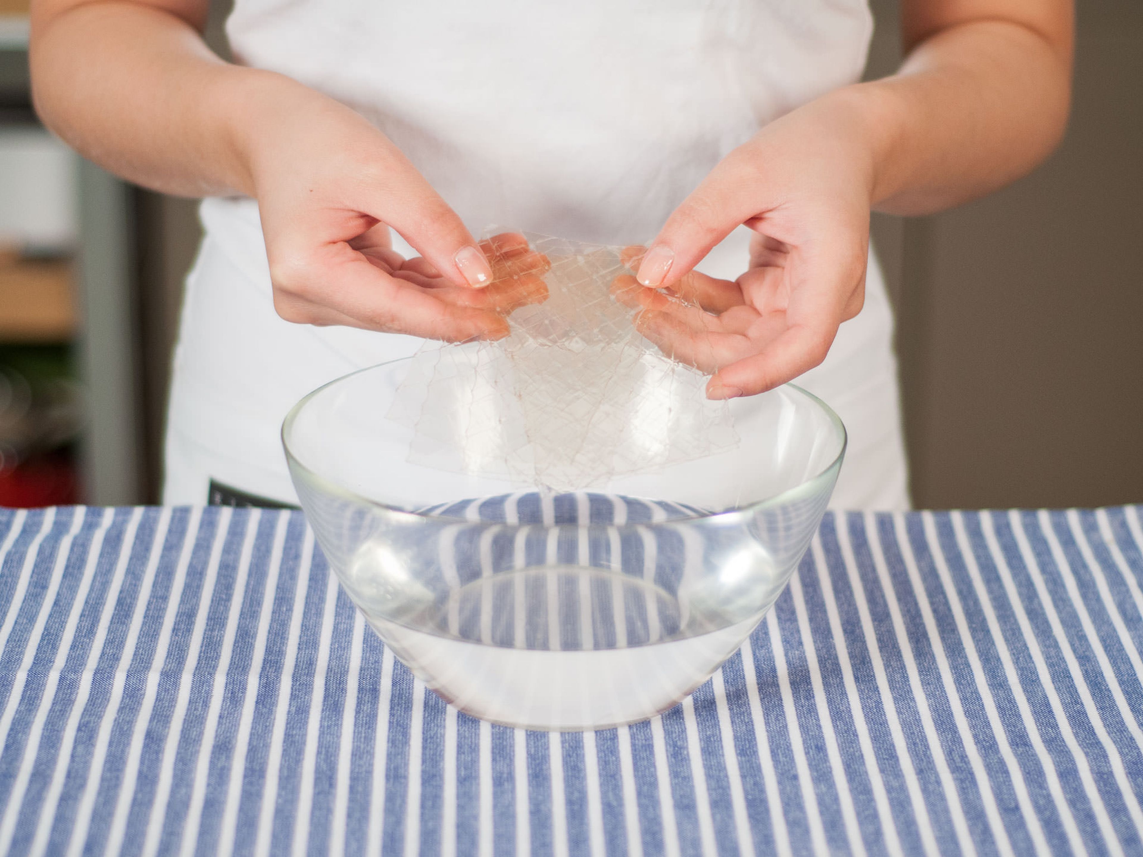Add gelatin sheets to a bowl with some water. Leave to soak for approx. 8 – 12 min.
