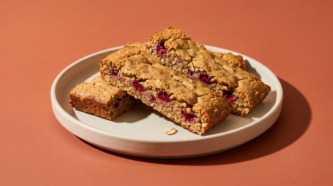 Fruchtige Riegel mit Banane und Himbeeren ohne Zucker