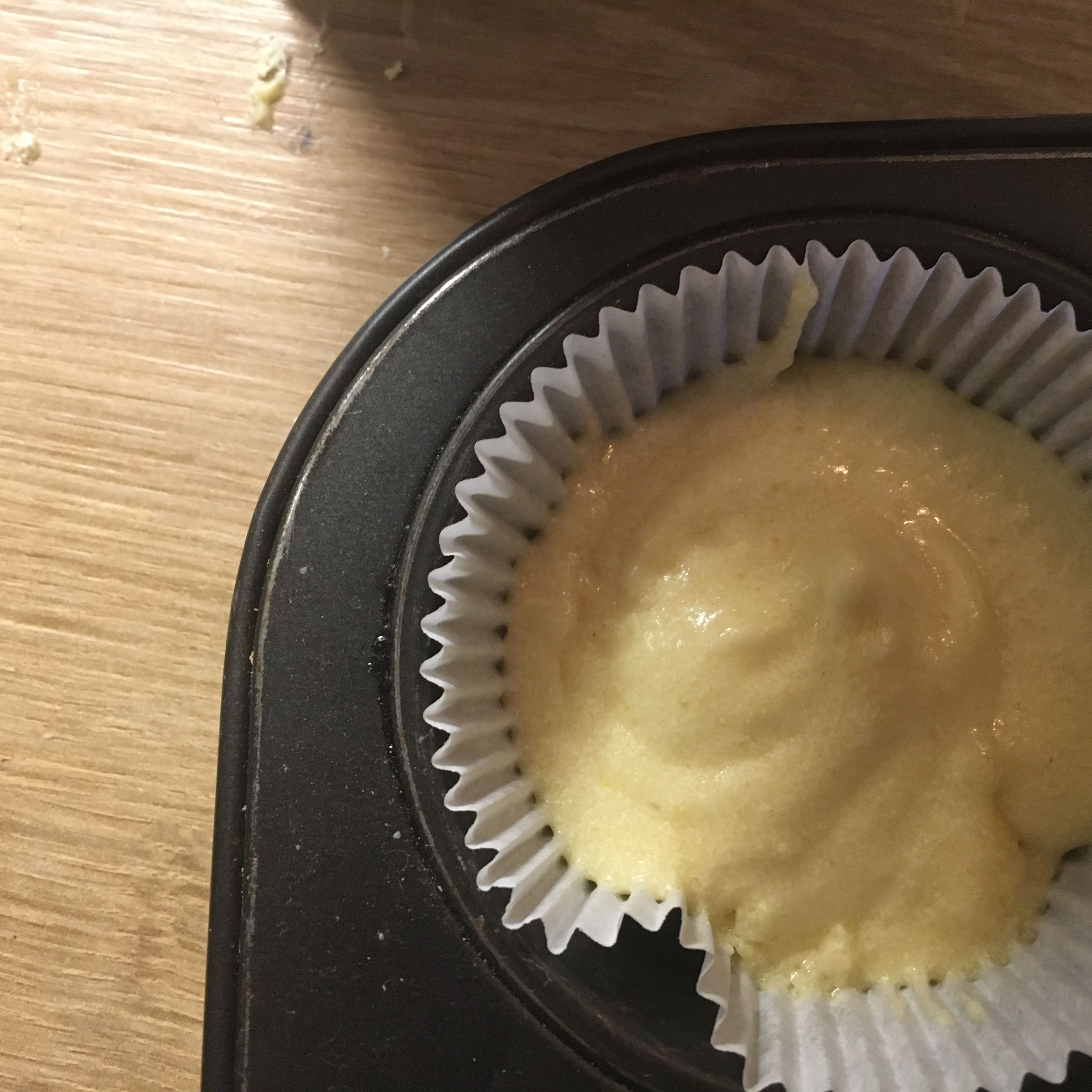 Den Teig in die Muffin Förmchen geben und im vorgeheizten Ofen backen. Siehe zur Backzeit oben.