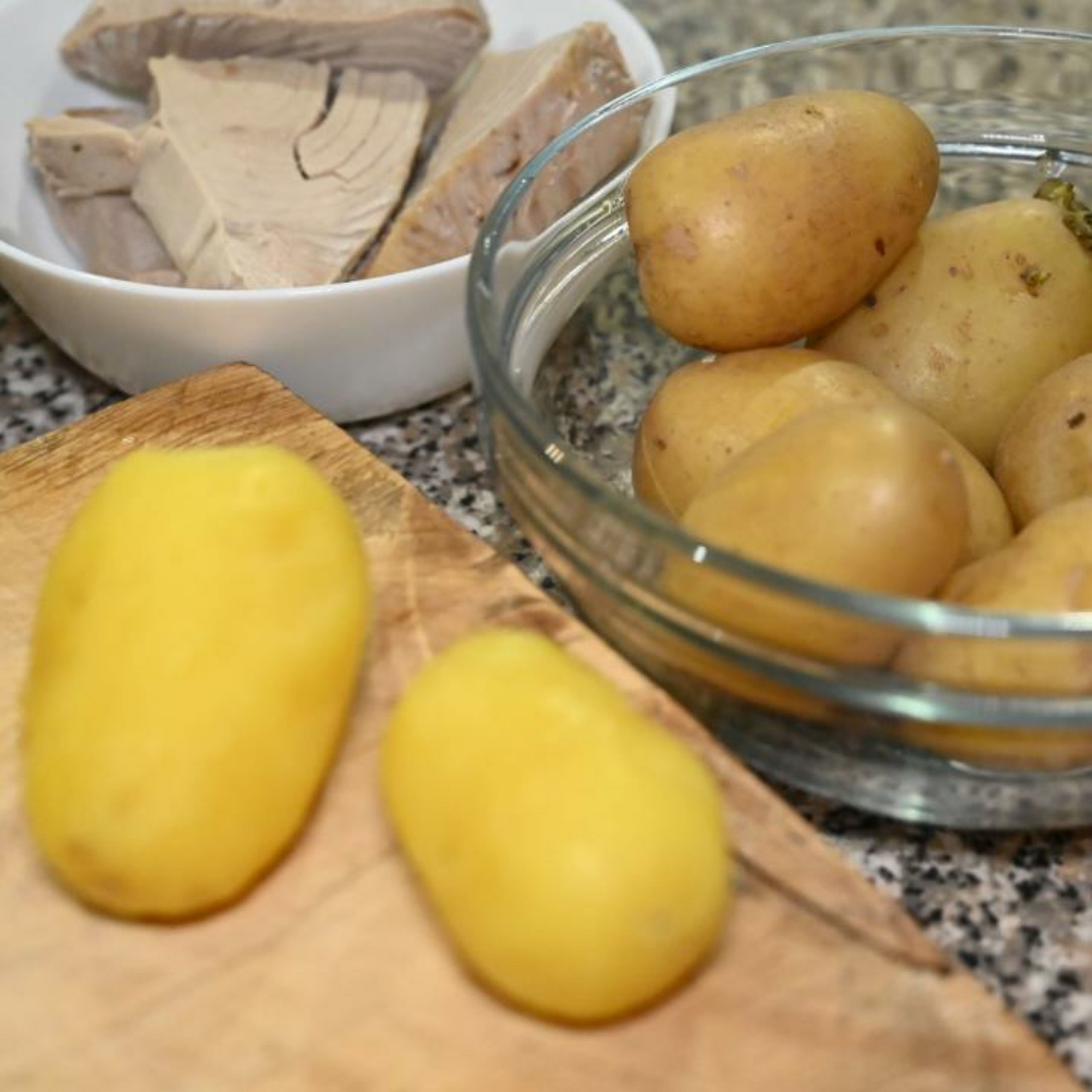 Drain the water. Unload the fish to a clean glass bowl. Peel the potatoes and Place them in a bowl.