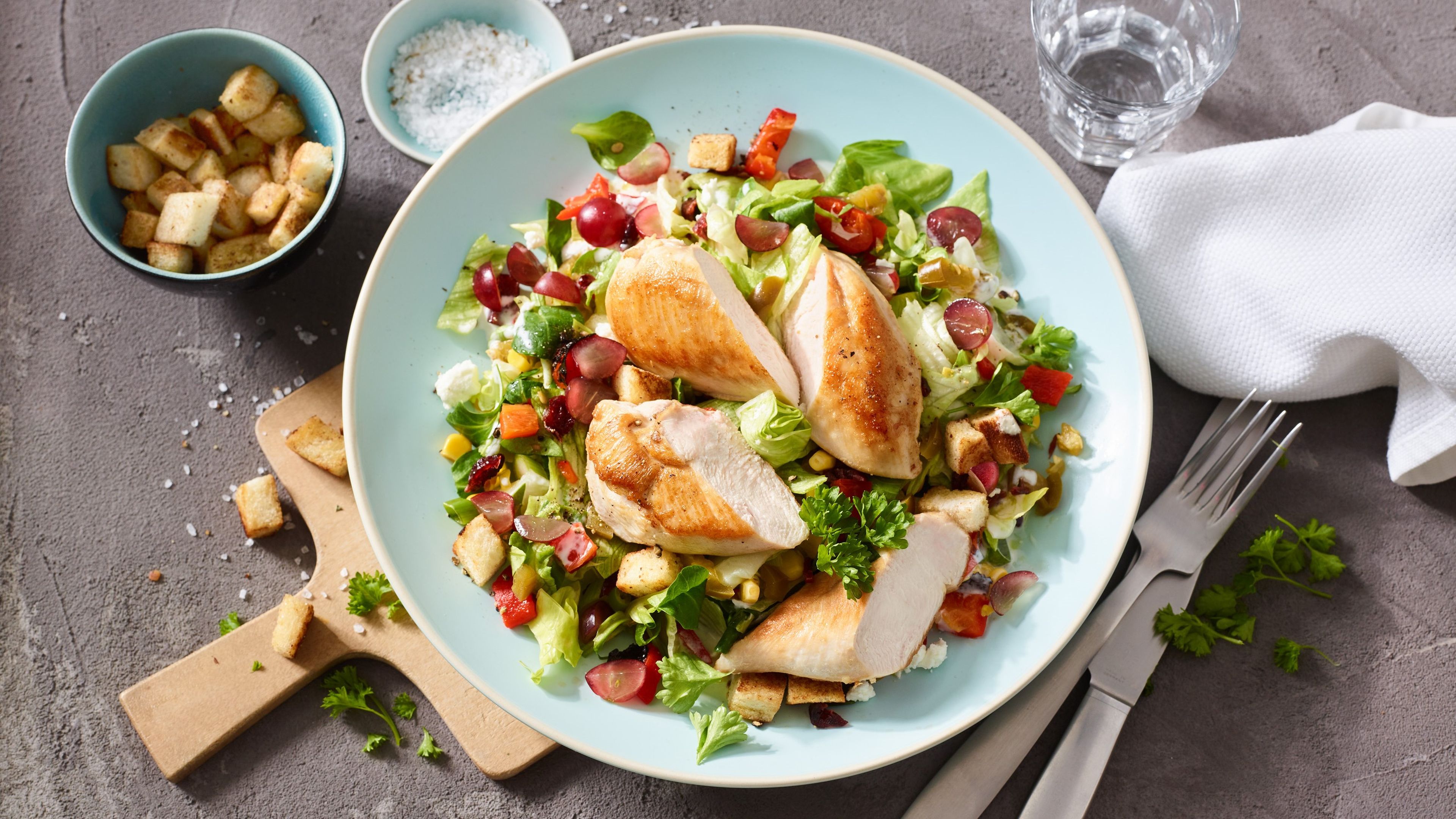 Kunterbunter Hähnchen-Salat mit Croûtons