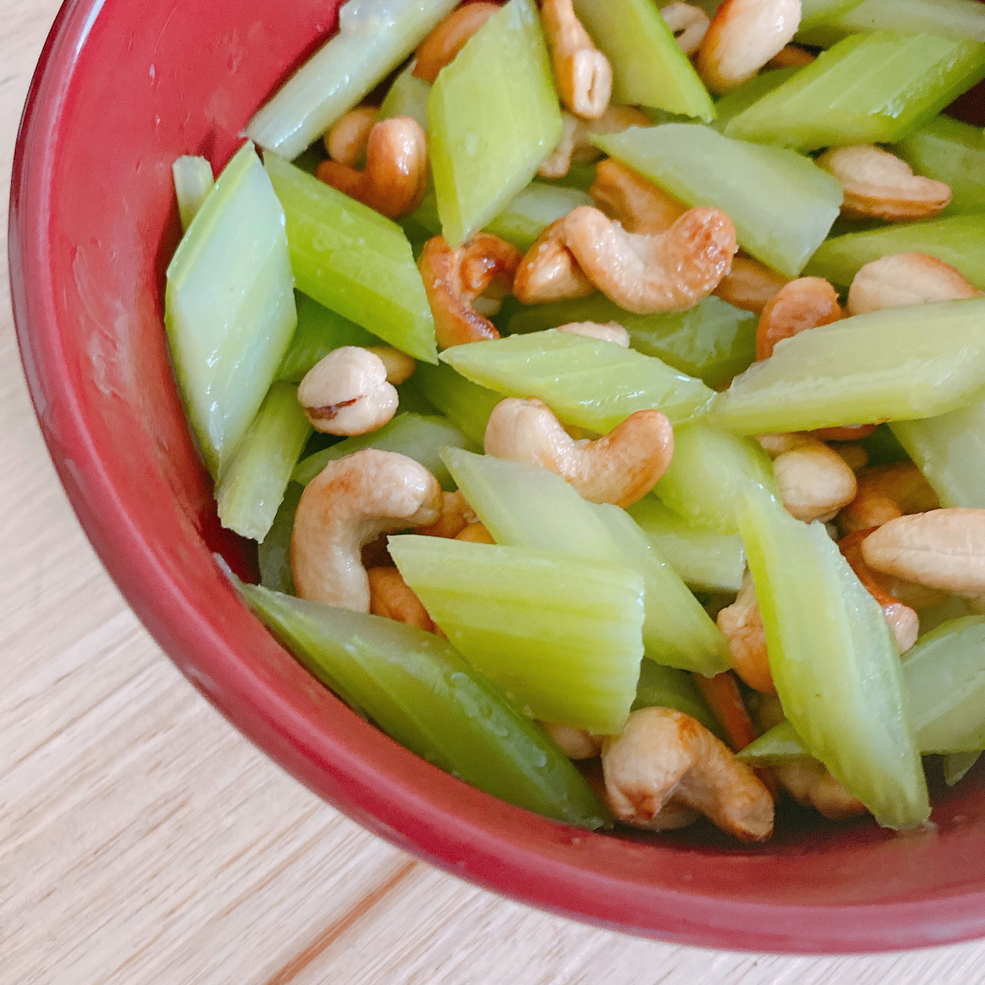Take the cashews out and use the oil to fry the celery for a minute. Pour the cashews in and add a little salt. Stir for a few seconds and it’s done! Bon appetite!
