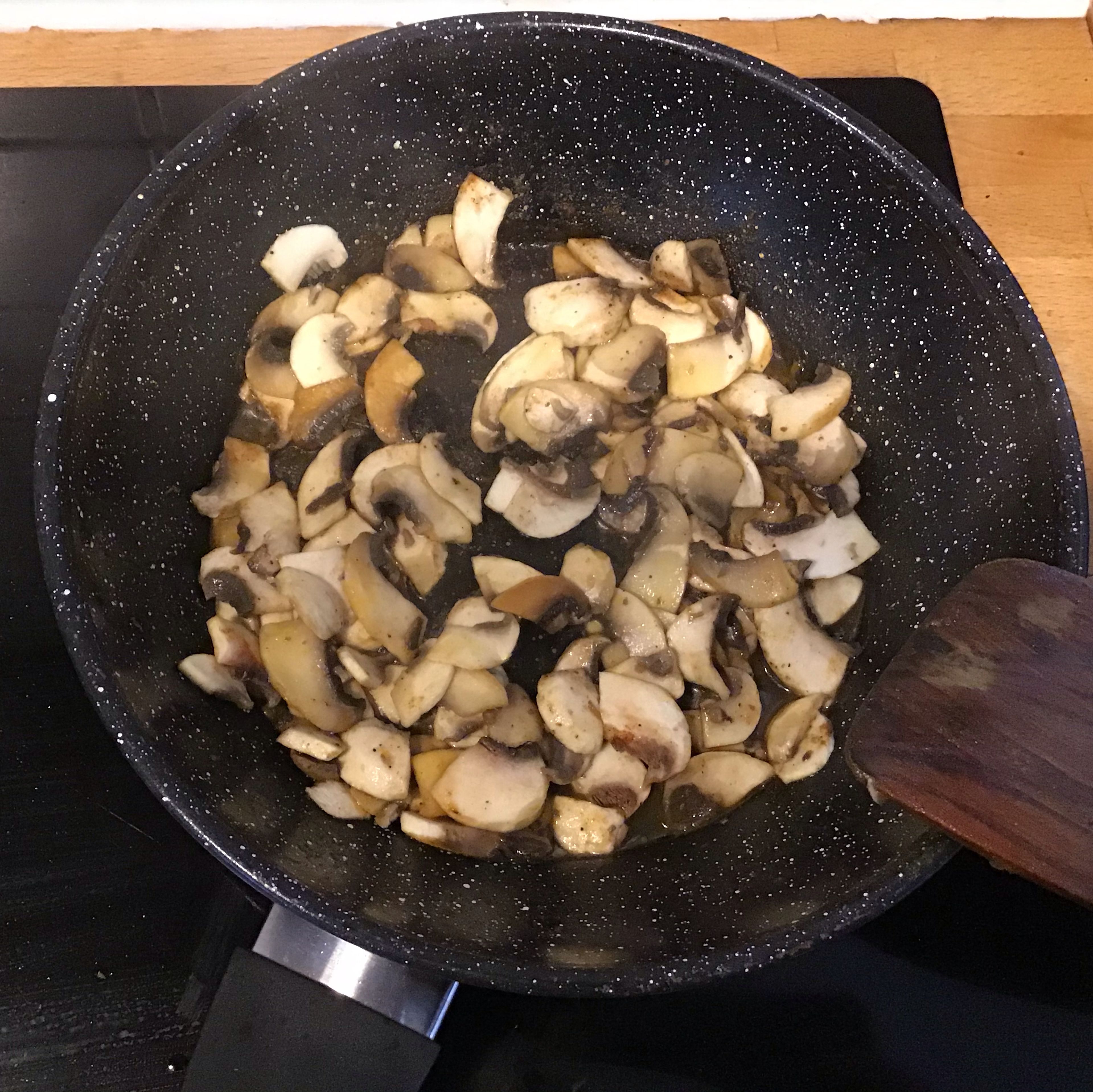Nun als letztes noch mal alle Gewürze zusammen nehmen und mit den Pilzen zusammen in die Pfanne.