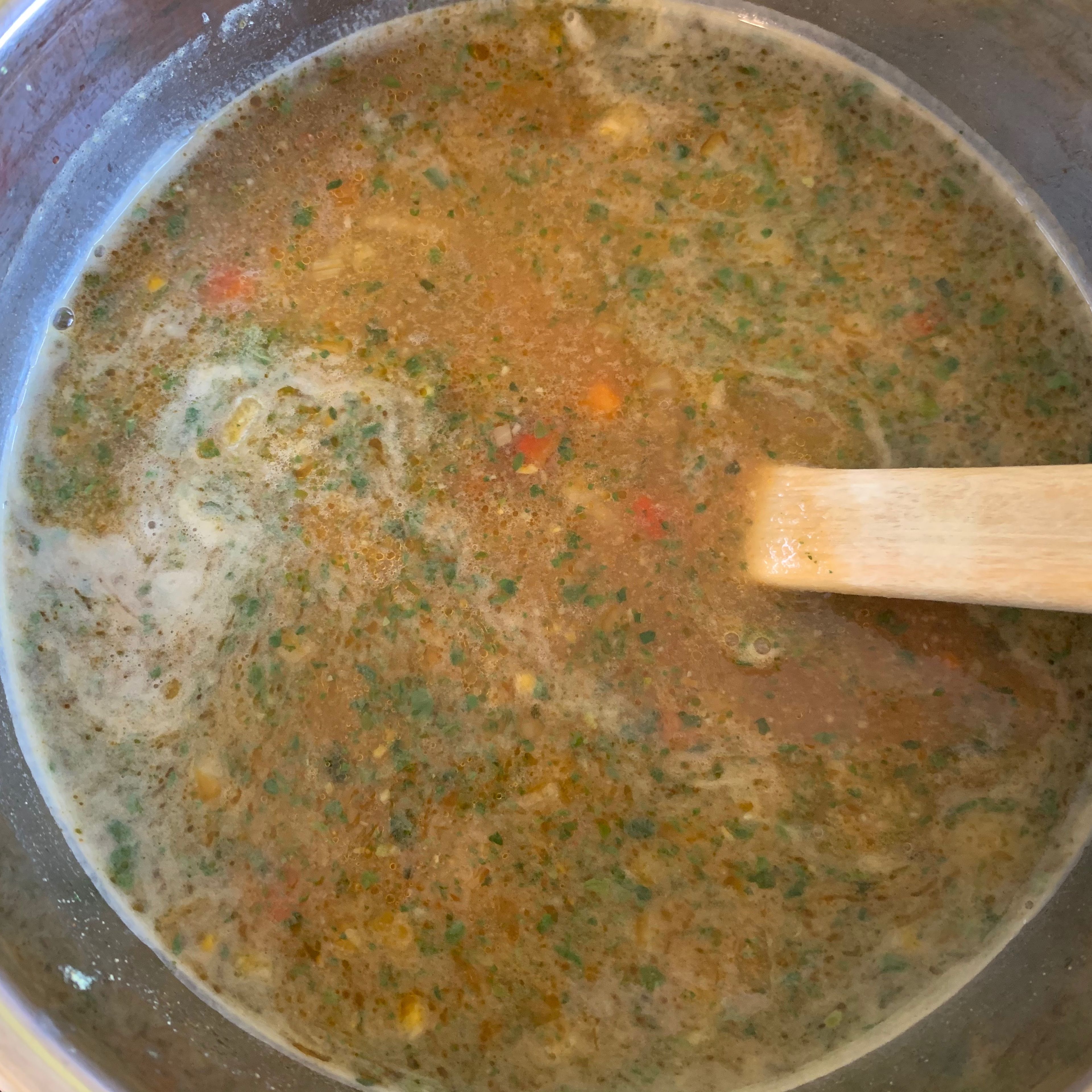 Die Gemüsebrühe in einen großen Topf geben. Den Ketchup unterrühren. Nebenbei die Eier in einer Schale zusammen mit 1 EL Wasser verquirlen. Die Glasnudeln in einem extra Topf nach Packungsanleitung zubereiten. Die Speisestärke in einer Tasse mit 3 EL Wasser verrühren und damit die Brühe eindicken. Aufkochen lassen. Die Lauchzwiebeln fein schneiden u. zusammen mit dem Gemüse aus der Pfanne in die Suppe geben. Die verquirlten Eier langsam unter Rühren einlaufen lassen, so dass sich Fäden bilden.