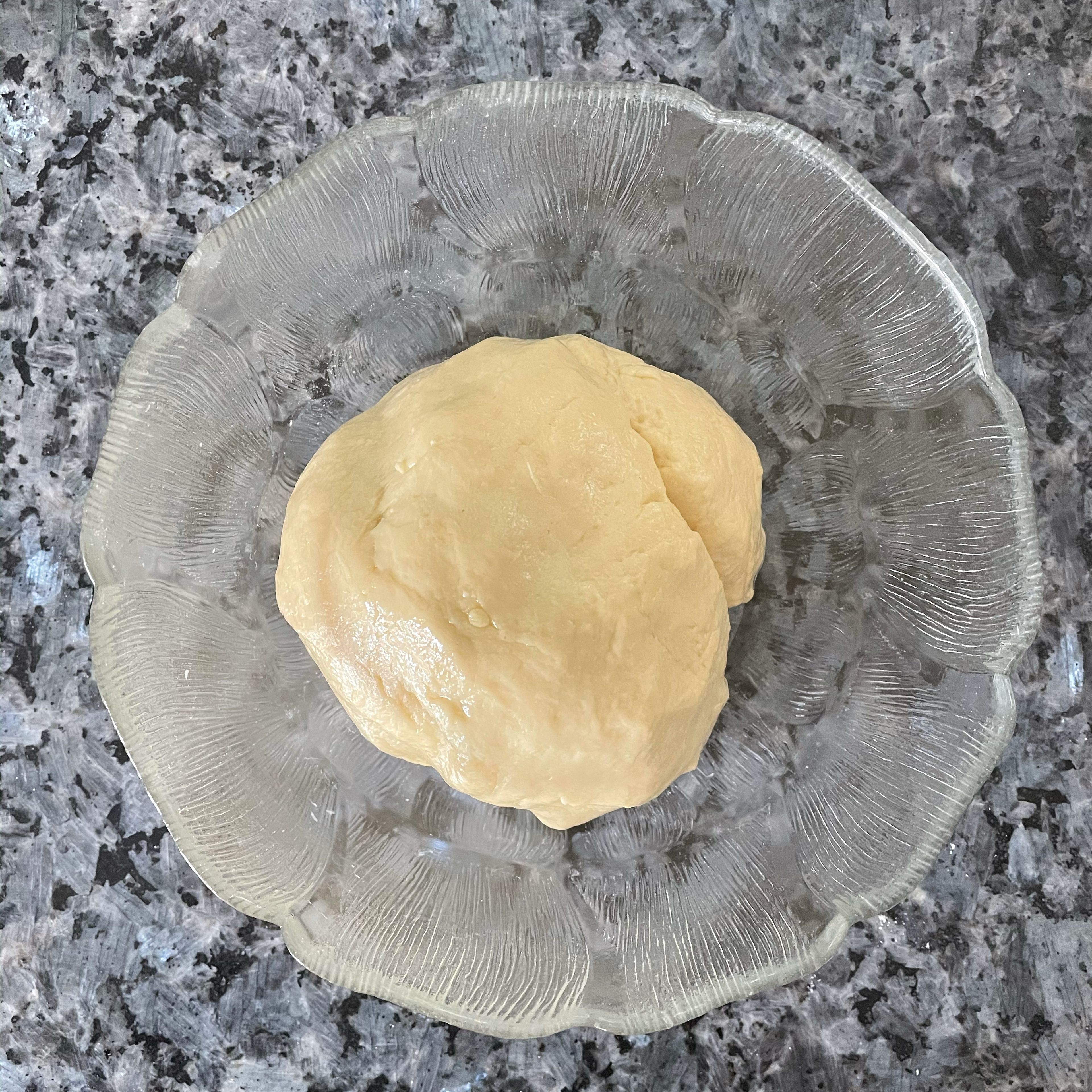 Den Teig zu einer Kugel formen und großzügig mit dem Öl einreiben.