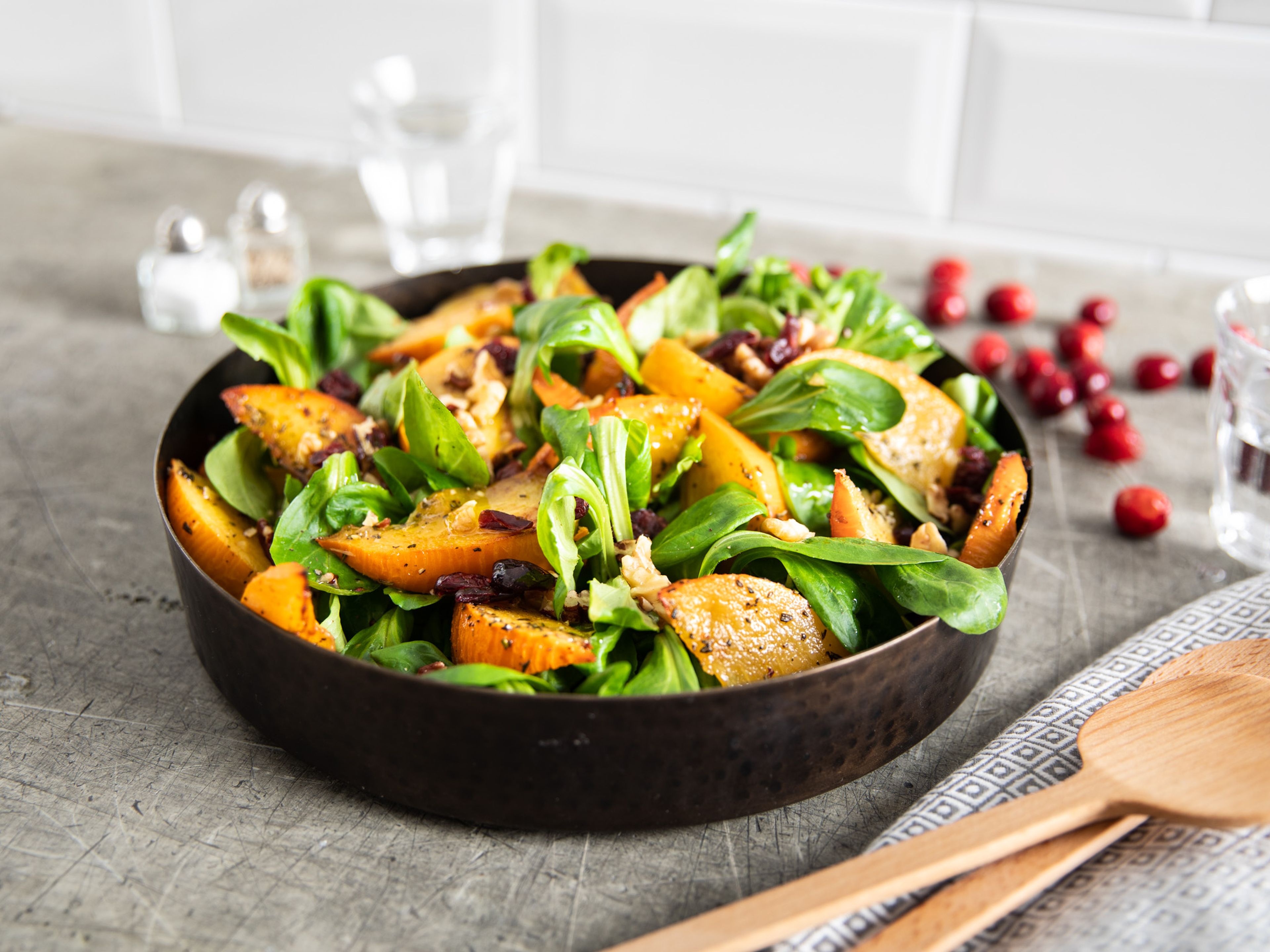 Feldsalat mit gebackener Kaki und Ahornsirup-Senf-Vinaigrette