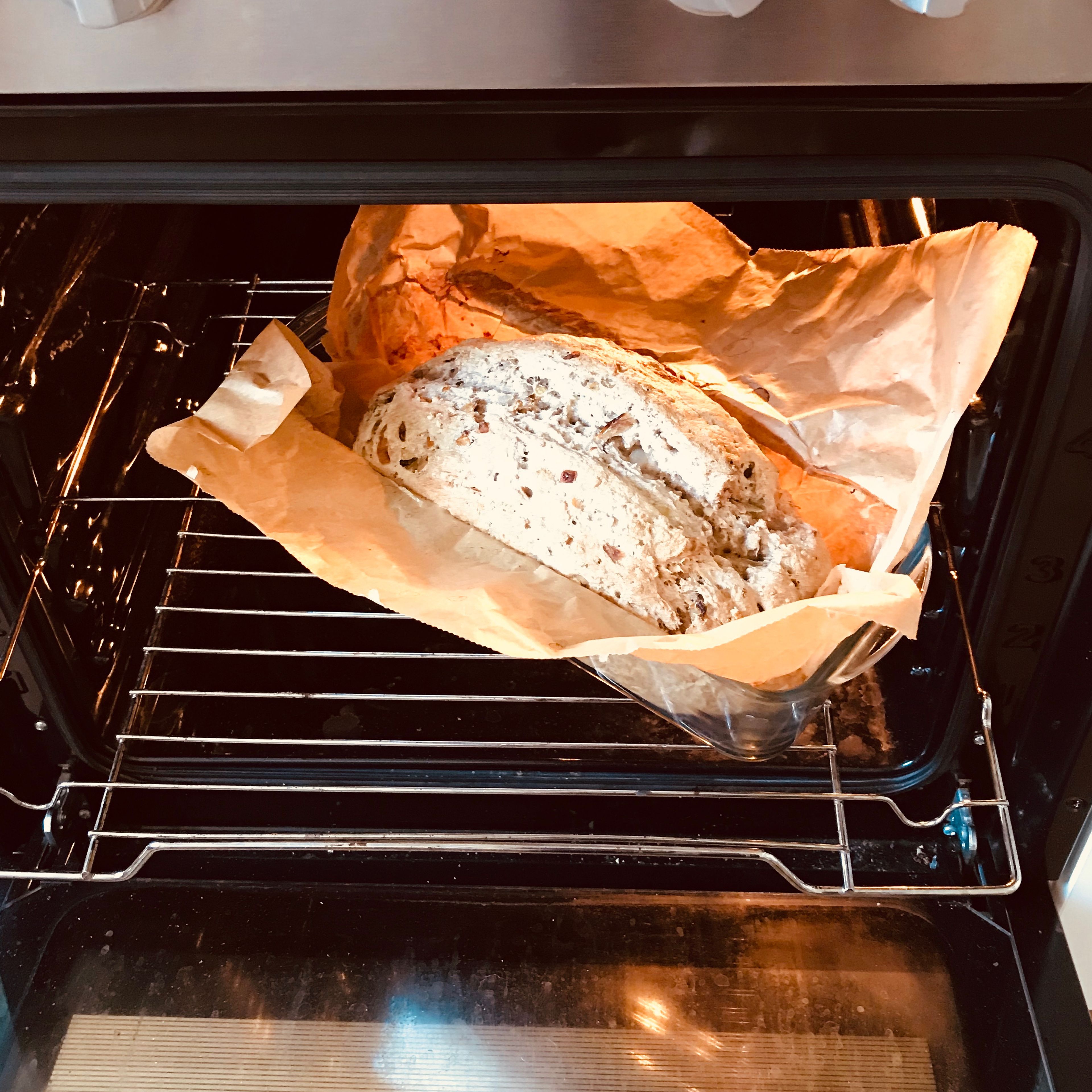 Mit Hilfe der Stäbchenprobe kontrollieren, ob das Brot fertig ist. Es sollte leicht gebräunt sein. Dann das Brot aus dem Backofen nehmen, abkühlen lassen und genießen.