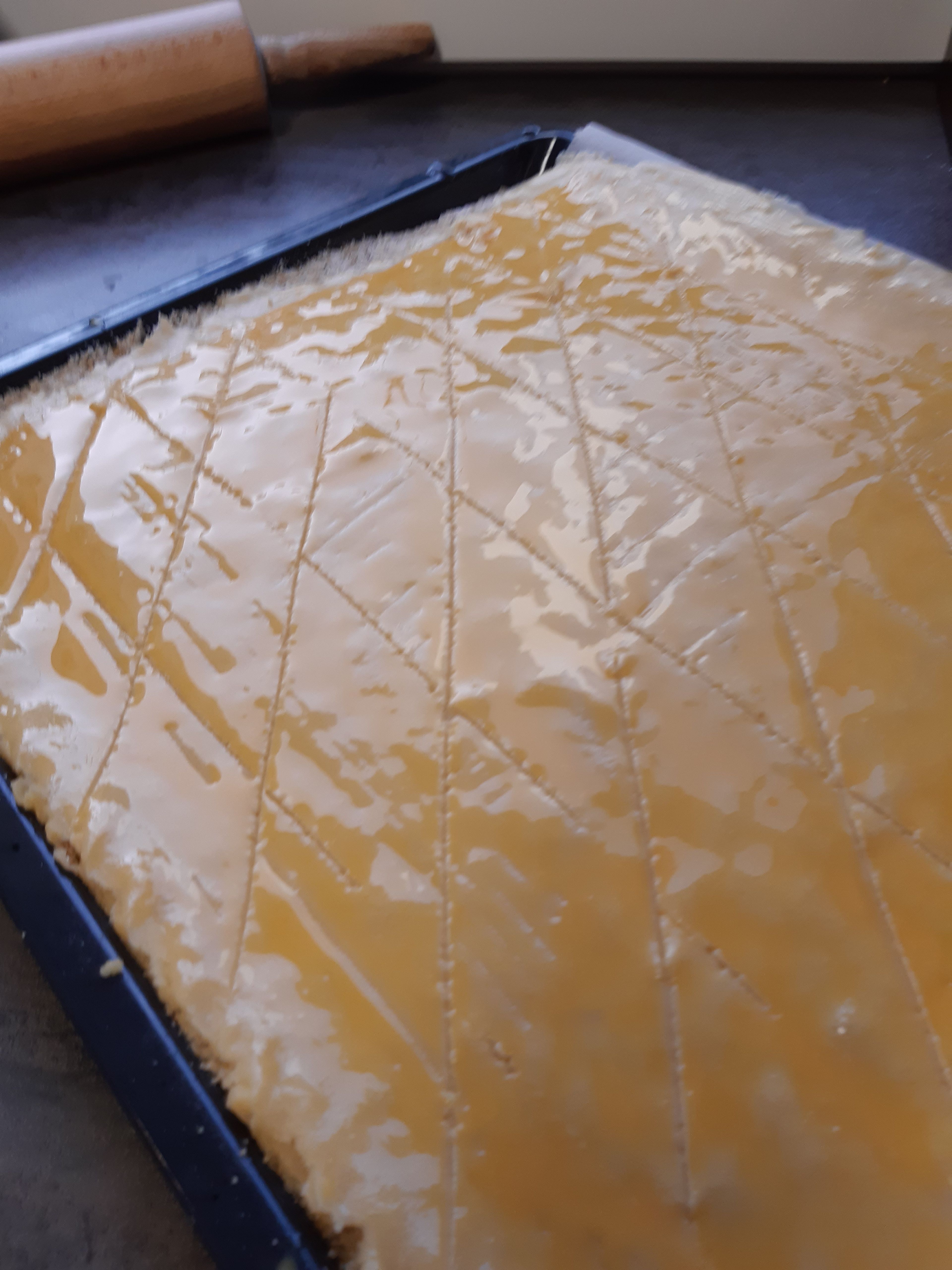 Linien mit der stummen Seite eines Messers zeichnen, 
Erstmal entlang des Bleches mit ca. 5 cm Abstand, dann die diagonale Linien  wie auf dem Bild aufzeichnen.