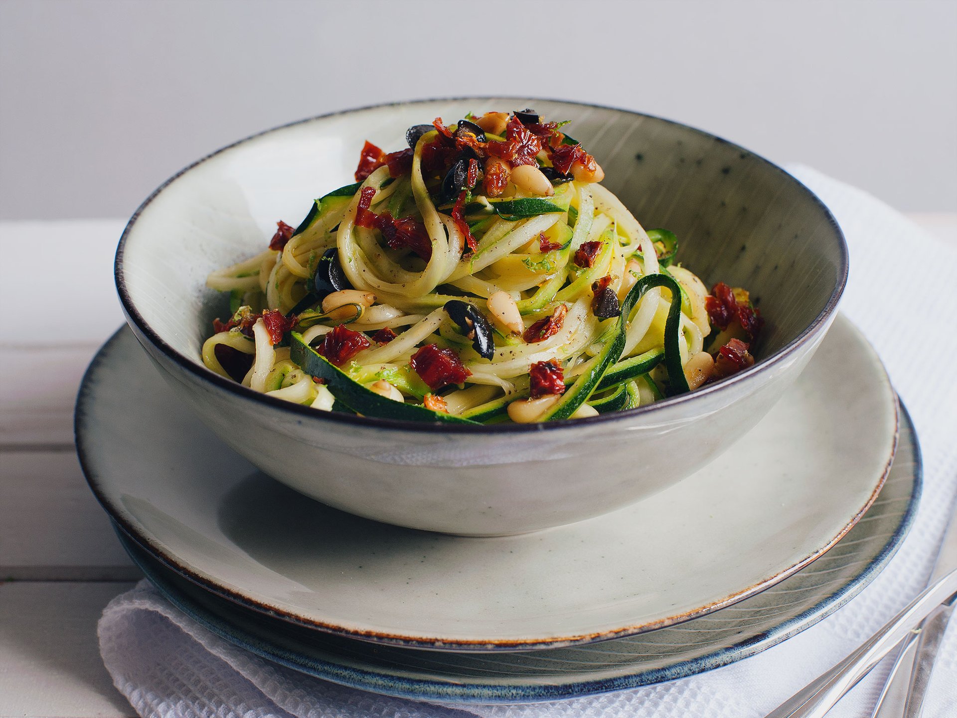 Mediterrane Zucchini-Spaghetti in Zitronensoße | Rezept | Kitchen Stories