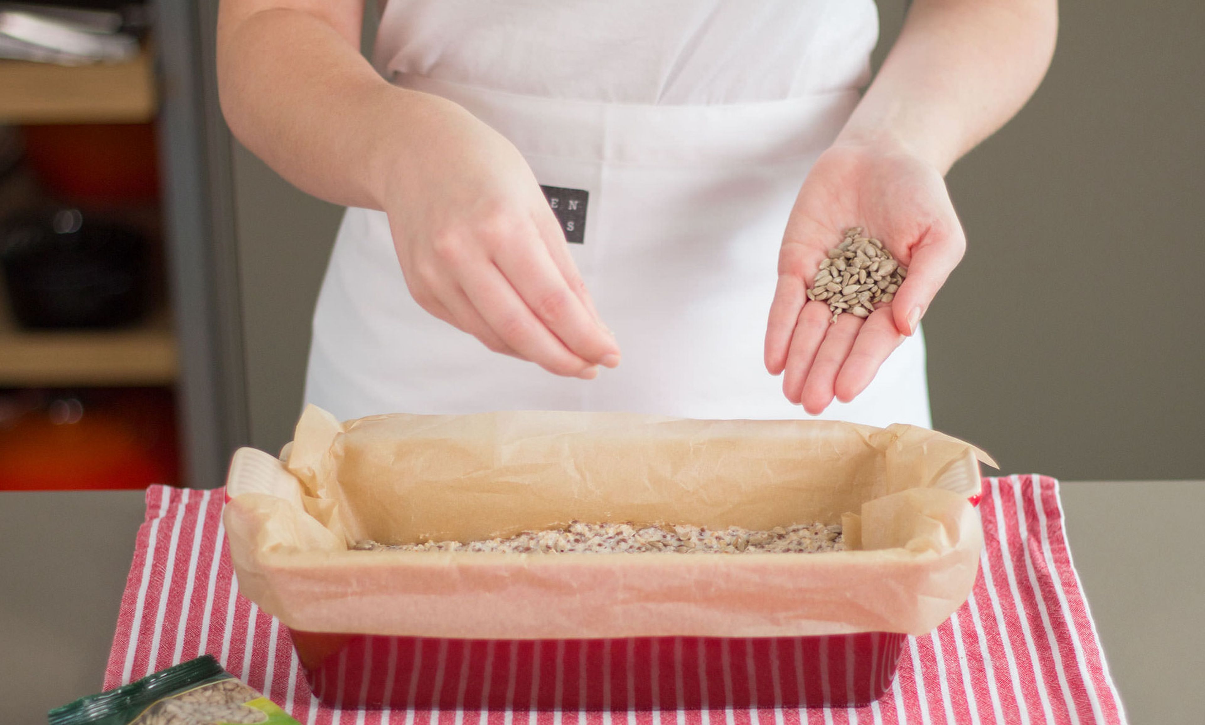 Den Teig in eine mit Backpapier ausgelegte Airfryer-Kastenform geben. Mit Sonnenblumenkernen bestreuen. Bei 160°C für ca. 35–45 Min. in der Heißluftfritteuse backen. Nach der Hälfte der Backzeit prüfen, ob das Brot zu schnell bräunt – falls ja, mit Alufolie abdecken und die Backzeit fortsetzen.