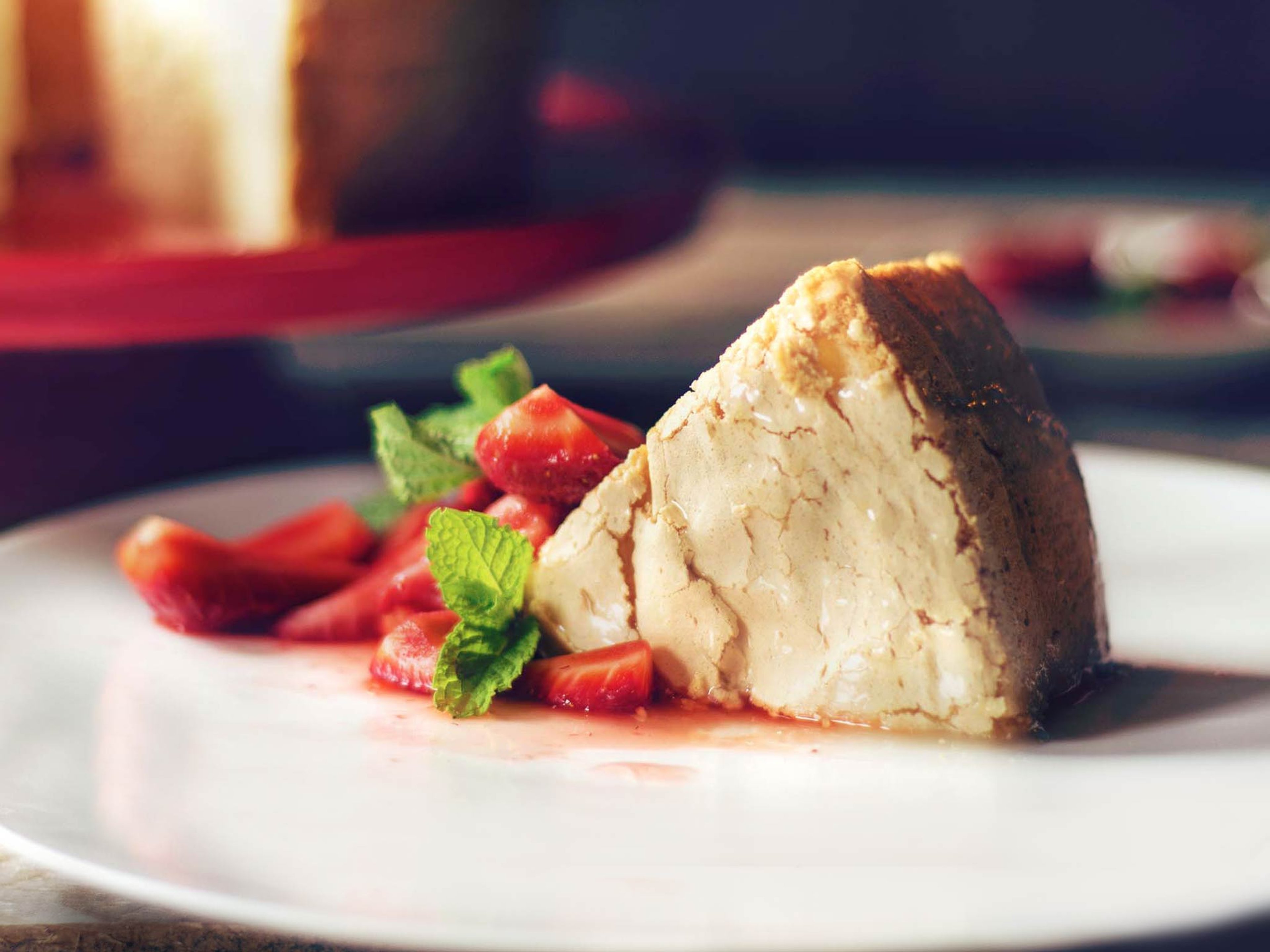 Angel Food Cake an frischen Erdbeeren