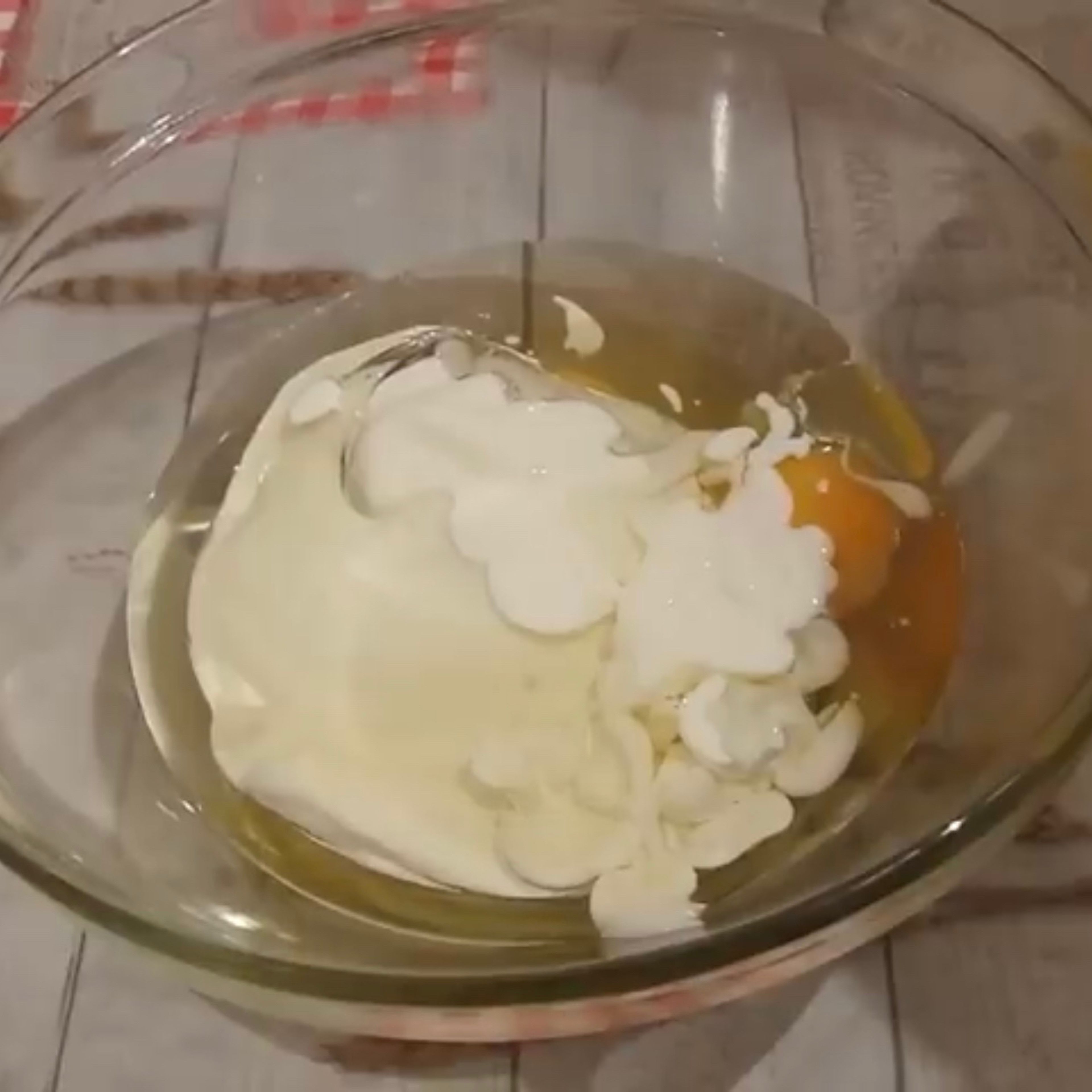Die Eier das Mehl den Zucker und den Joghurt in einer großen Schüssel zusammen rühren. 