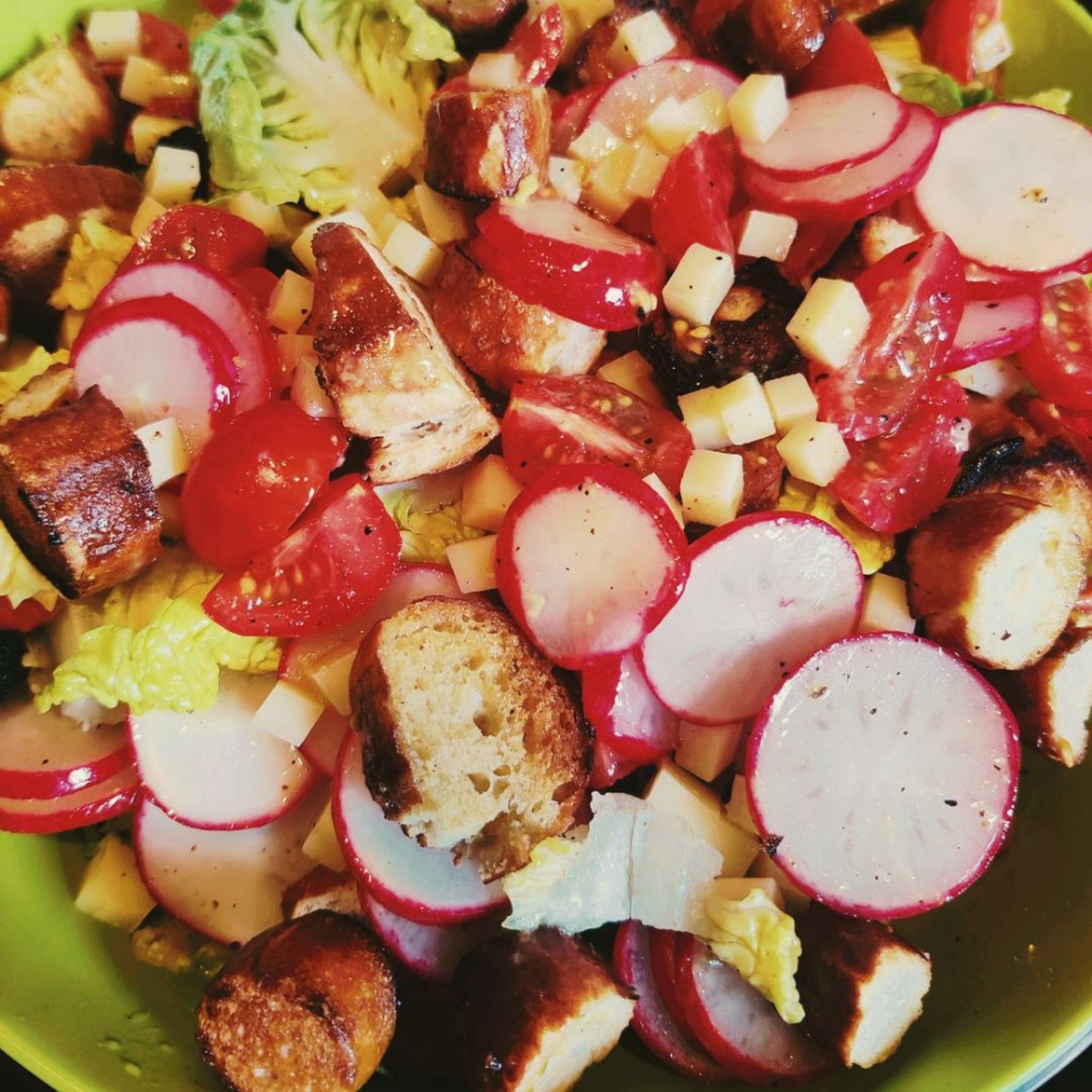 Brezen-Salat mit Bergkäse und Senf-Honig-Dressing