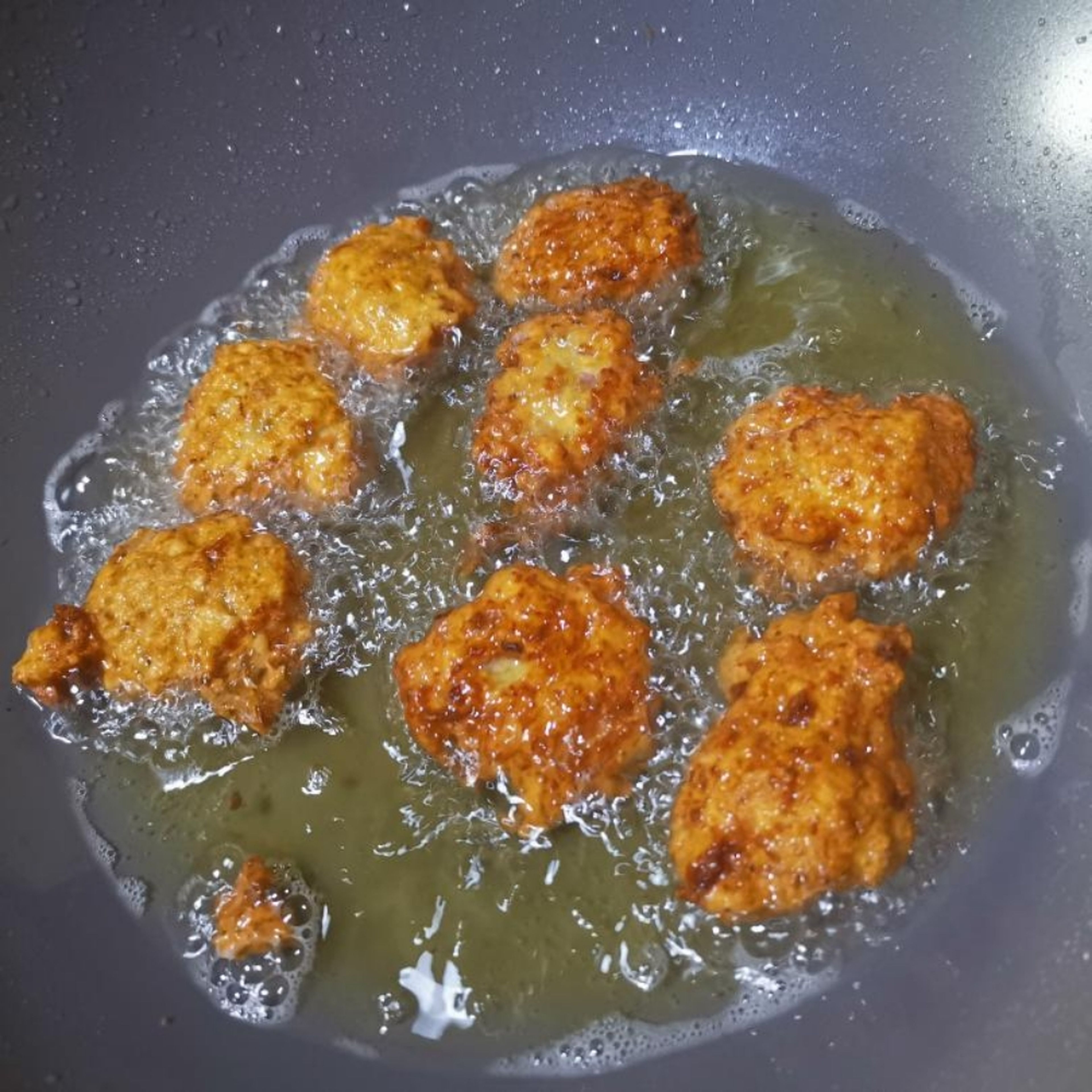 9.Fry the meat balls in the soak oil until it reach nice golden brown colour