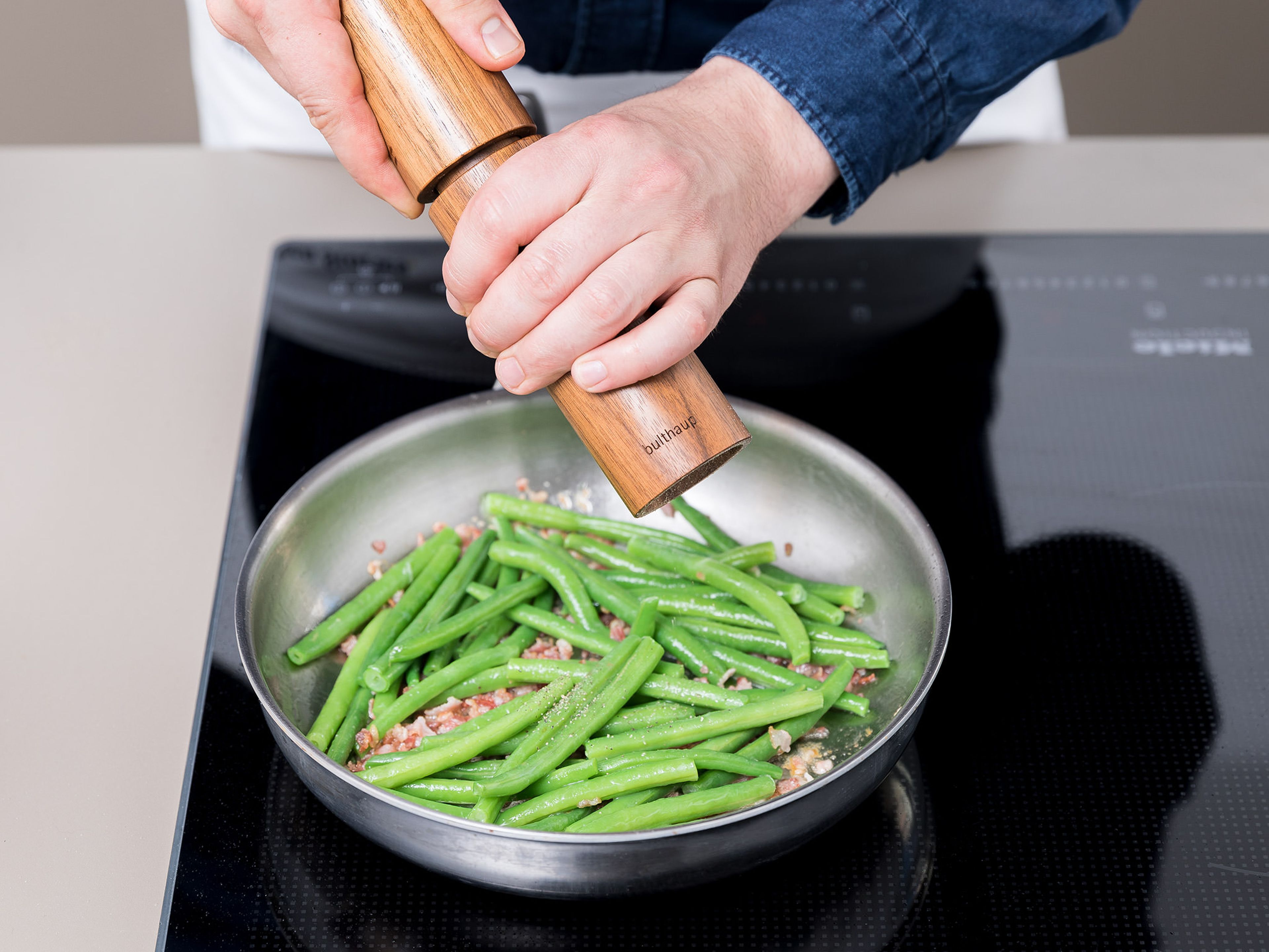In a frying pan set over medium-high heat, melt remaining butter. Add smoked bacon and green beans. Season with salt and pepper then add the savory. Sauté for approx. 3 min. Slice rack of lamb and serve with onion purée and green beans. Enjoy!