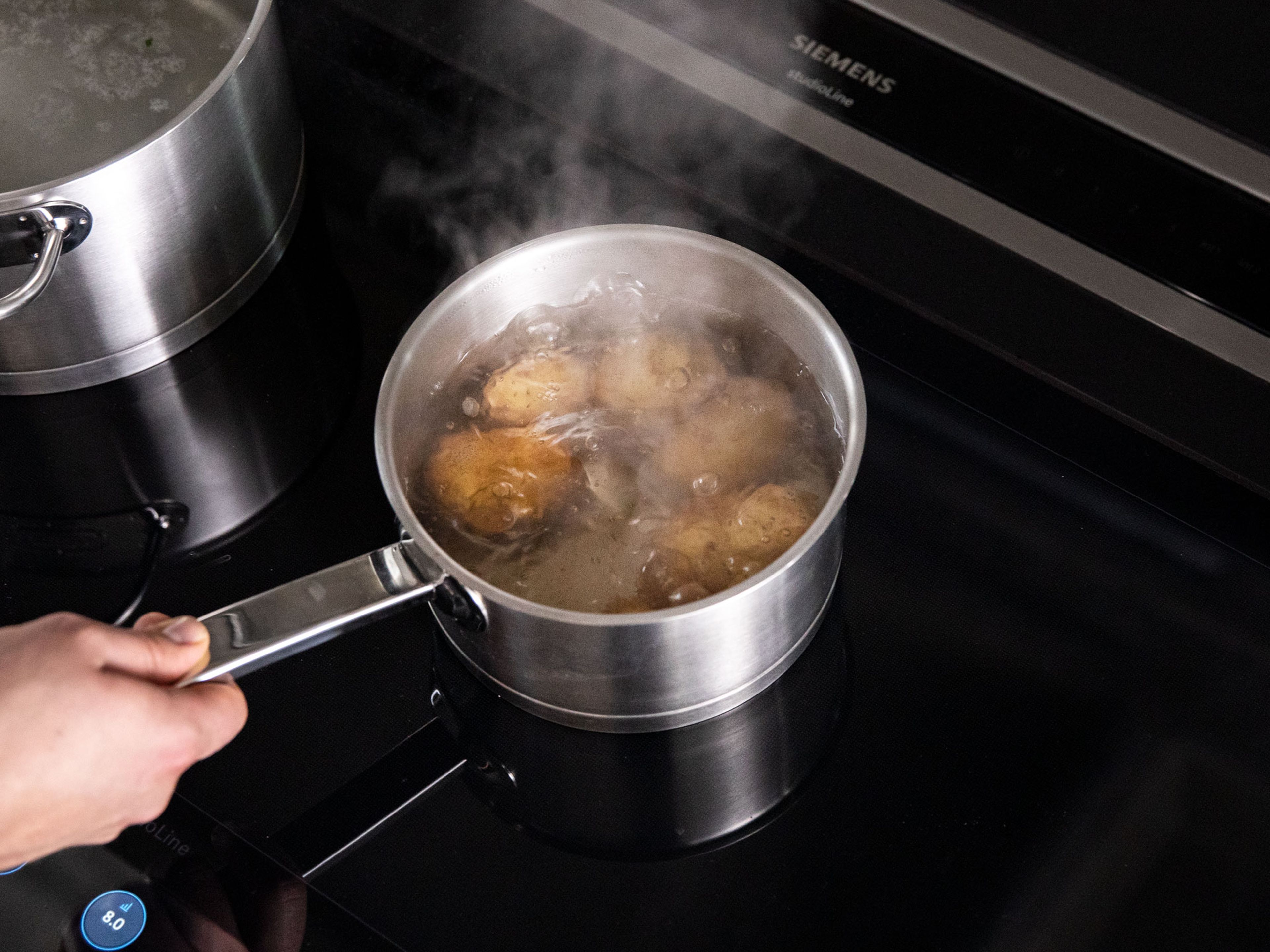 Währenddessen Kartoffeln in einen Topf mit kaltem Wasser geben und zum Kochen bringen. Für ca. 15 Min. köcheln lassen, dann abtropfen.