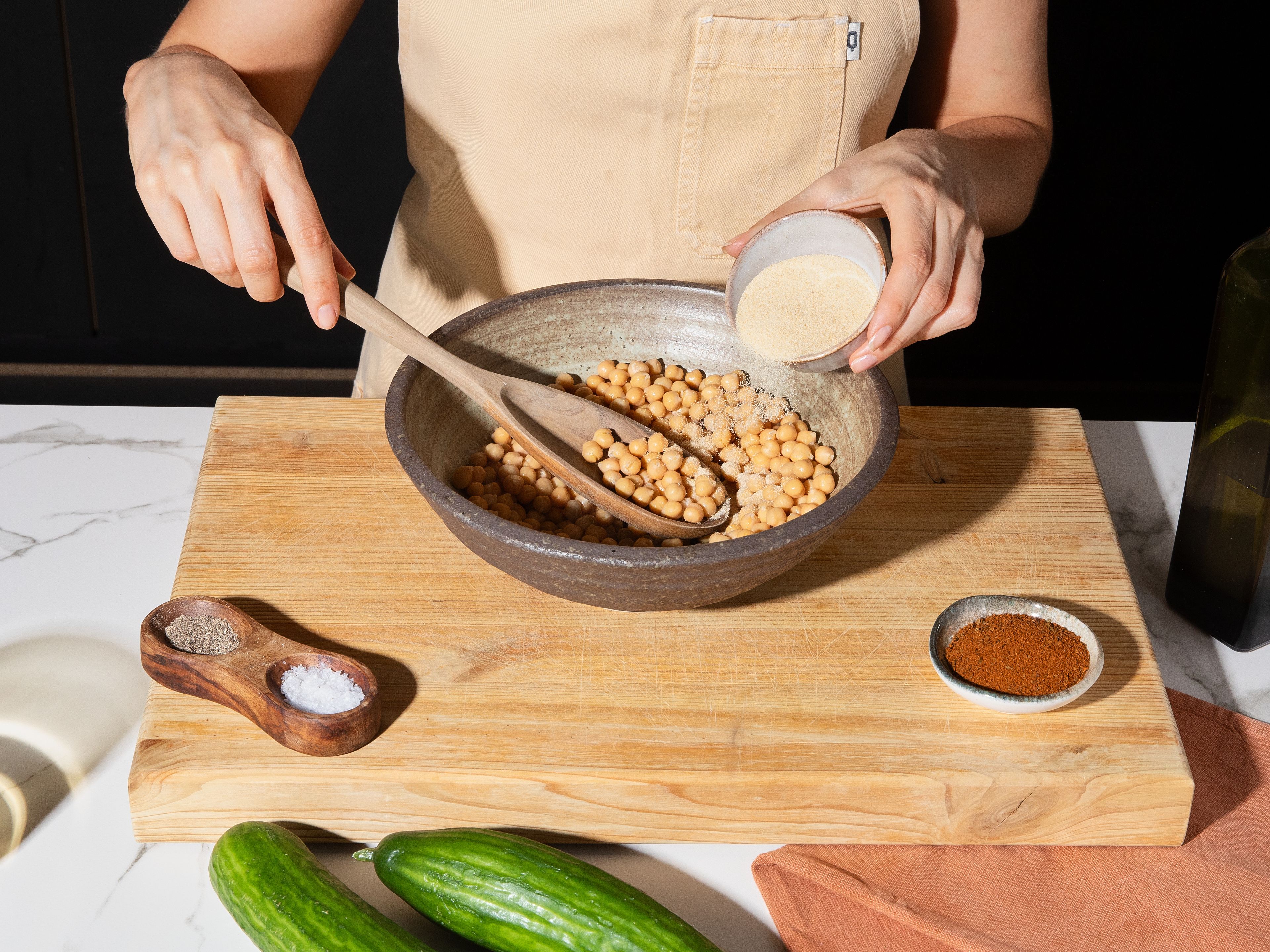 Preheat oven to 200°C/400°F (convection 180°C/350°F) or set air fryer to 180°C/350°F. Rinse chickpeas, pat dry thoroughly, and mix with harissa, smoked paprika, garlic powder, olive oil, and salt. Spread on baking sheet or in air fryer basket and roast for approx. 15–20 min. until golden brown and crispy. Flip or shake occasionally.