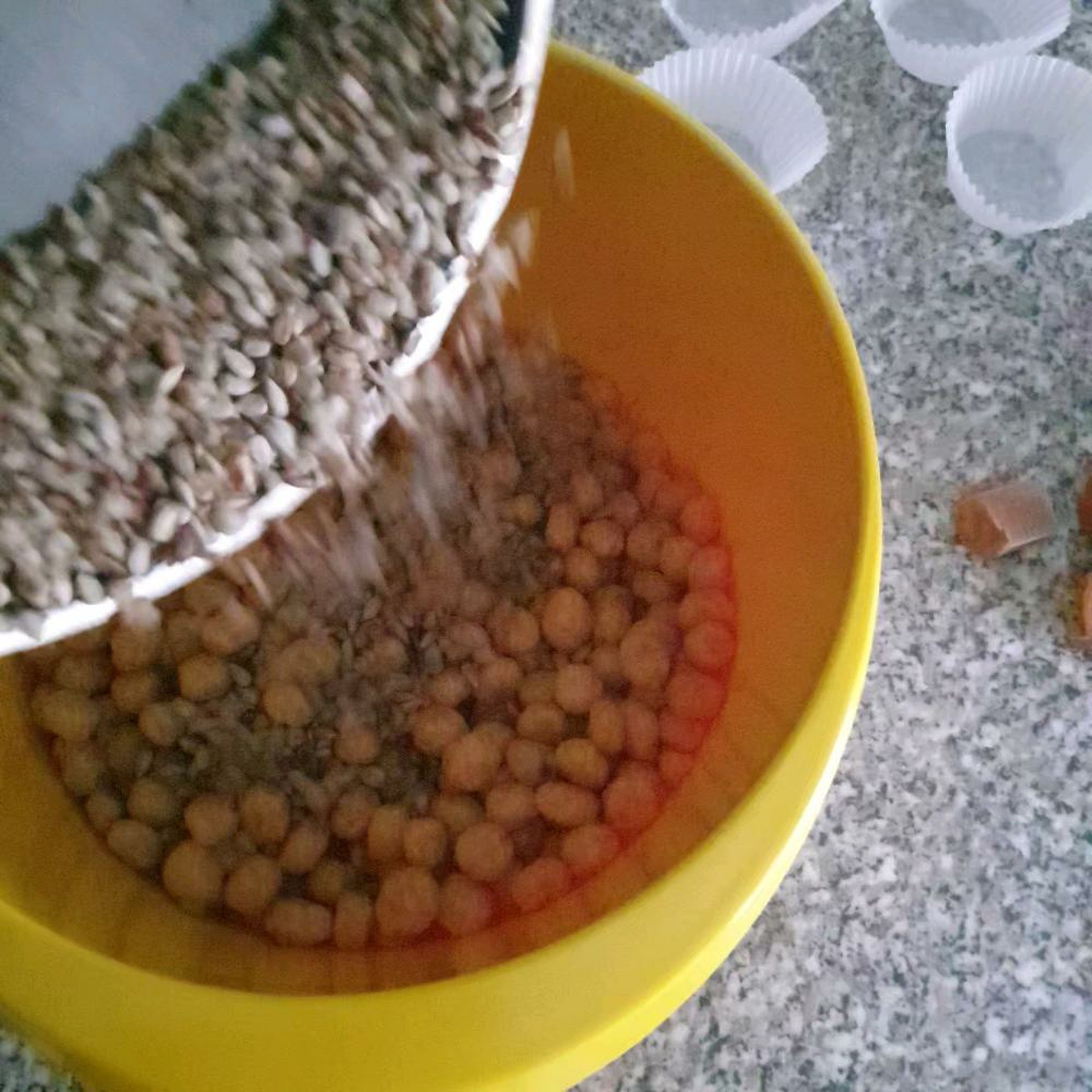 Zweiter Schritt ist, die geröstete Sonnenblumenkerne zu den Kelloggs Honey bsss Pop zufügen.