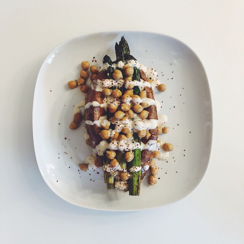 Gefüllte Süßkartoffel mit grünem Spargel