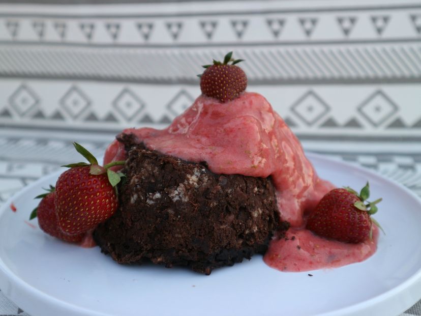 Bohnen-Brownie mit Erdbeer-Nicecream