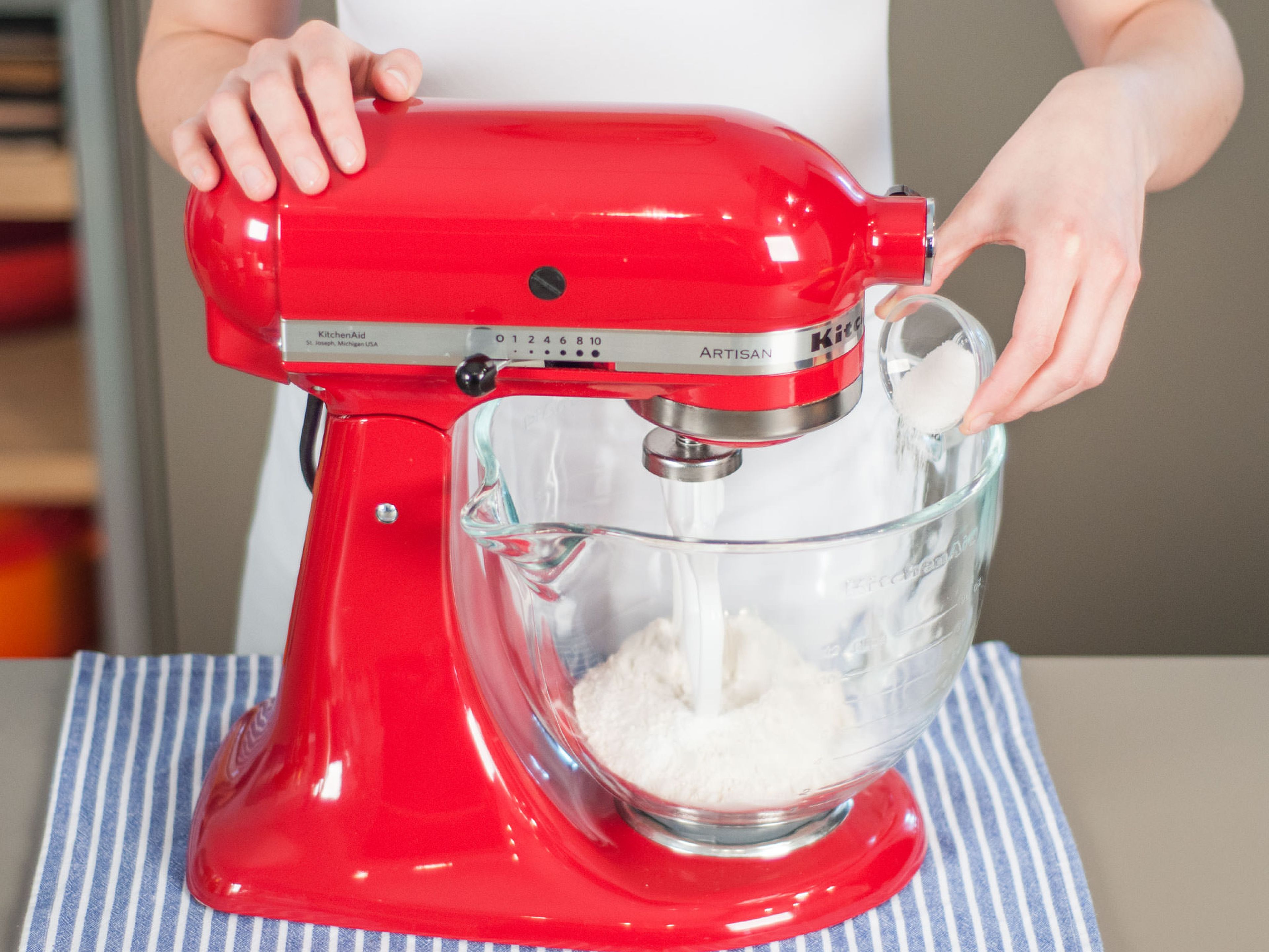 In der Küchenmaschine Mehl, Backpulver, Vanillezucker und eine Prise Salz verrühren.