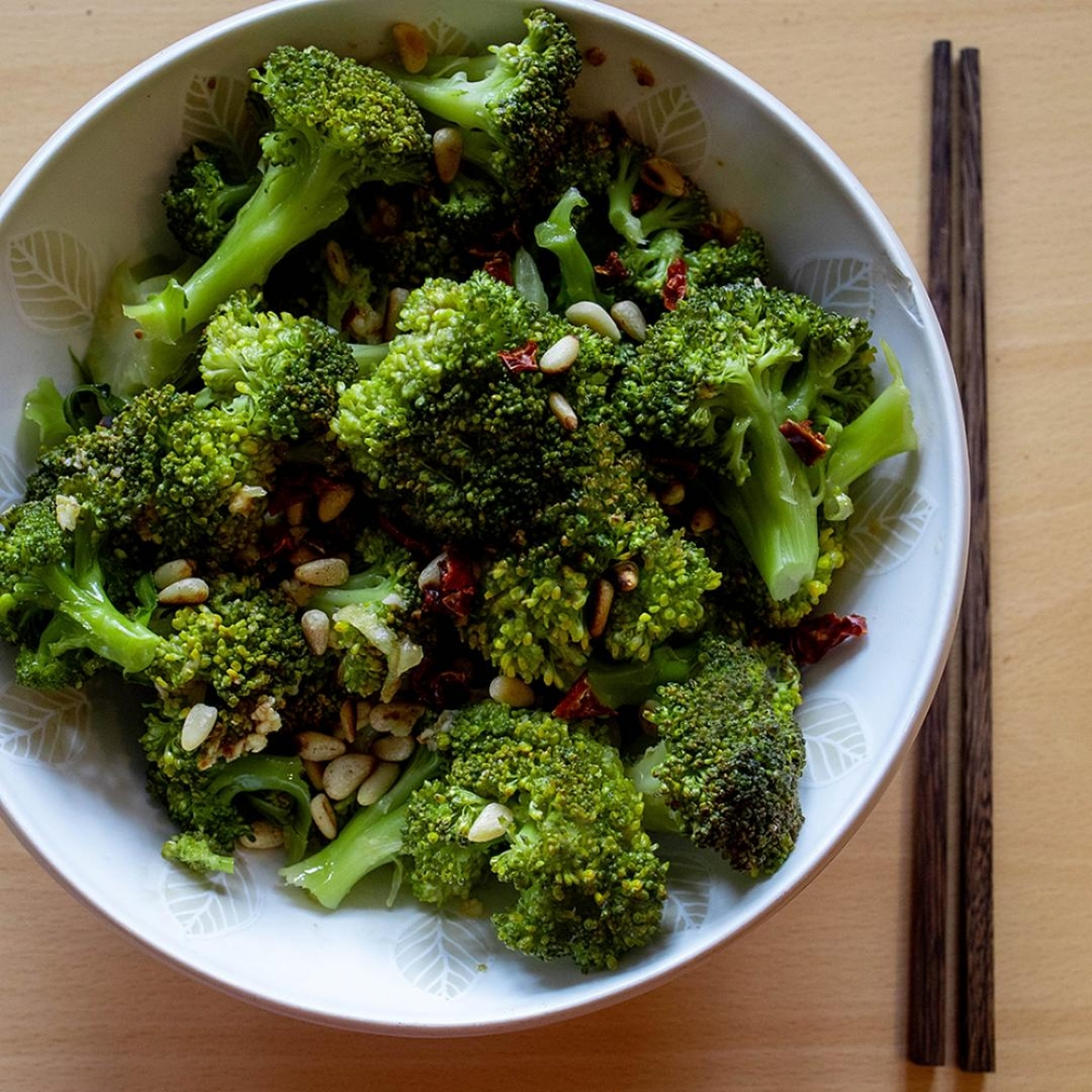 Asiatischer Brokkolisalat und Tofukugeln aus dem Cookit