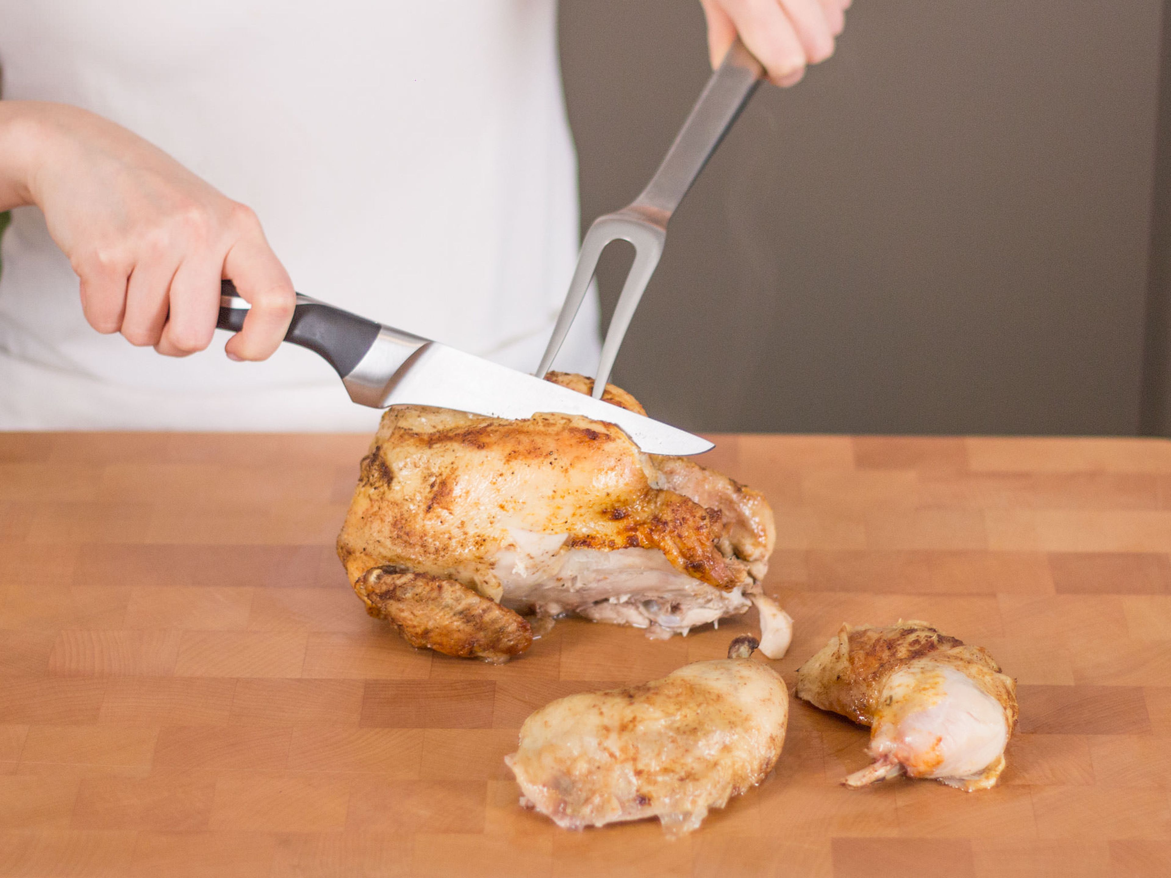 Hühnchen aus dem Backofen nehmen und ca. 5 – 10 Min. abkühlen lassen. Anschließend Huhn nach Wunsch portionieren.