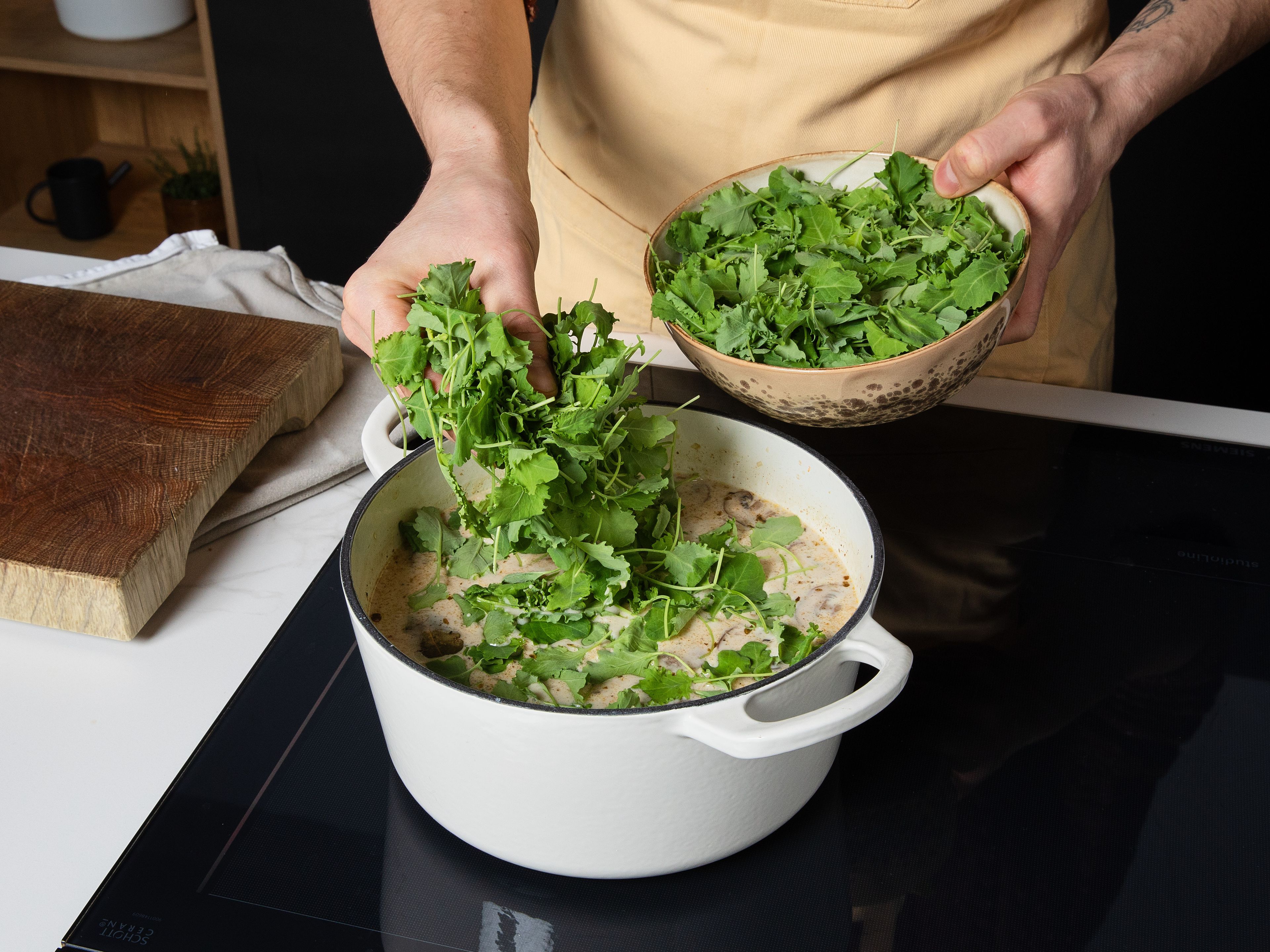 Den Grünkohl gründlich waschen, die dicken Stiele entfernen und die Blätter grob zerkleinern. Kokossahne einrühren und den Grünkohl und den Reis hinzufügen. Die Suppe ca. 5 Min. köcheln lassen, bis der Grünkohl weich geworden ist. Die Suppe mit Salz und Pfeffer abschmecken und nach Bedarf etwas mehr Cajun-Gewürz hinzufügen. Anschließend heiß servieren.