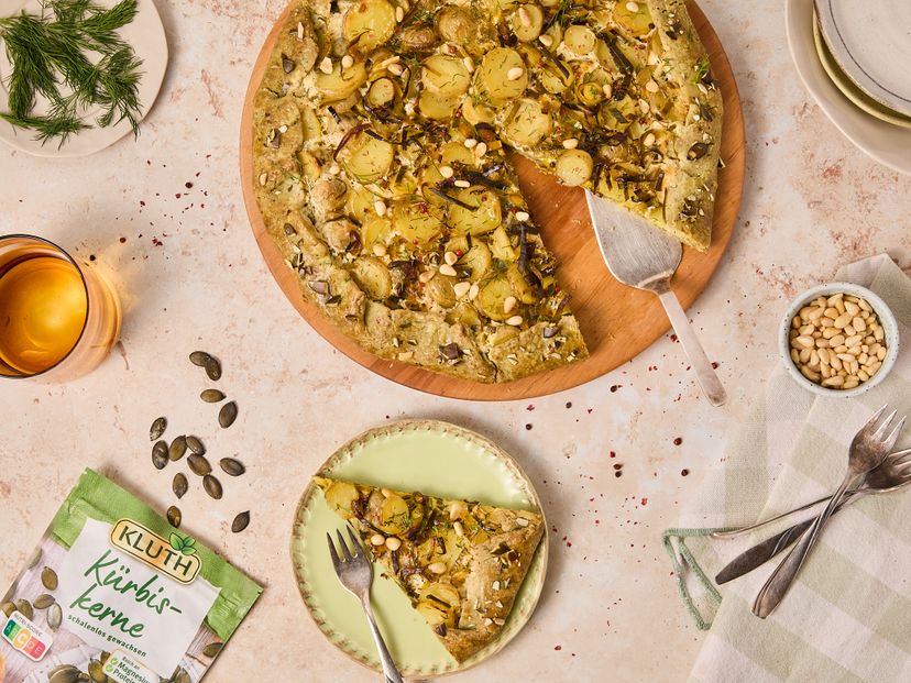 Herzhafte Frühlings-Galette mit Kürbiskernkruste